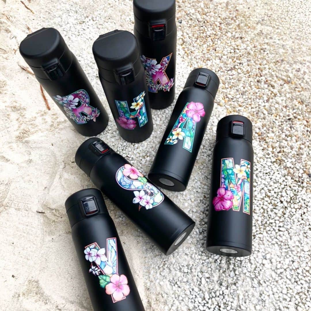 ラレイアのインスタグラム：「🌴 Colleen Wilcoxアートデザインのイニシャルステンレスタンブラー😍🧡 ・ プレゼントにもいかがですか？🌺 ・ アートがモチーフになったお洒落なイニシャルは全7種類！ 今なら #楽天 お買い物マラソンセールでお得にgetのチャンスです💞  @laleia_official  @colleenwilcoxgallery_jp  #colleenwilcox#art#hawaii#aloha#surf#beach#laleia#ハワイ#フォトジェニック#インスタ映え#インスタ女子#アロハ#ビーチ#海を感じる雑貨#ラレイア#アート#ビーチガール#サーフスタイル#大人カジュアル#タンブラー#コリーンウィルコックス」