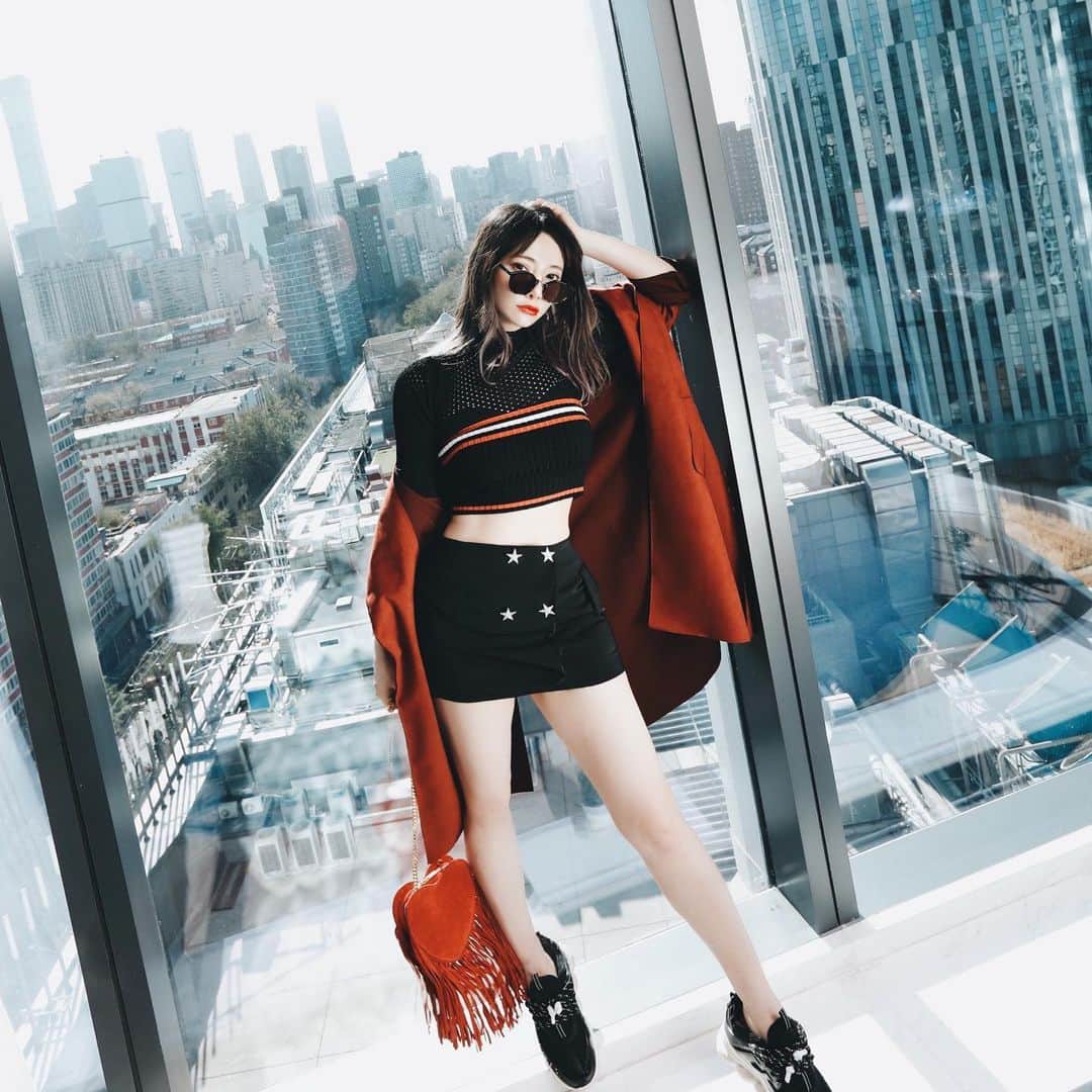 クリスティン・ウェイのインスタグラム：「Outfit of today #valmuer  #valmuertravelcamp #valmuer #knitwear #christinewei #cwfashion #cwtravel #クリスティンウェイ」