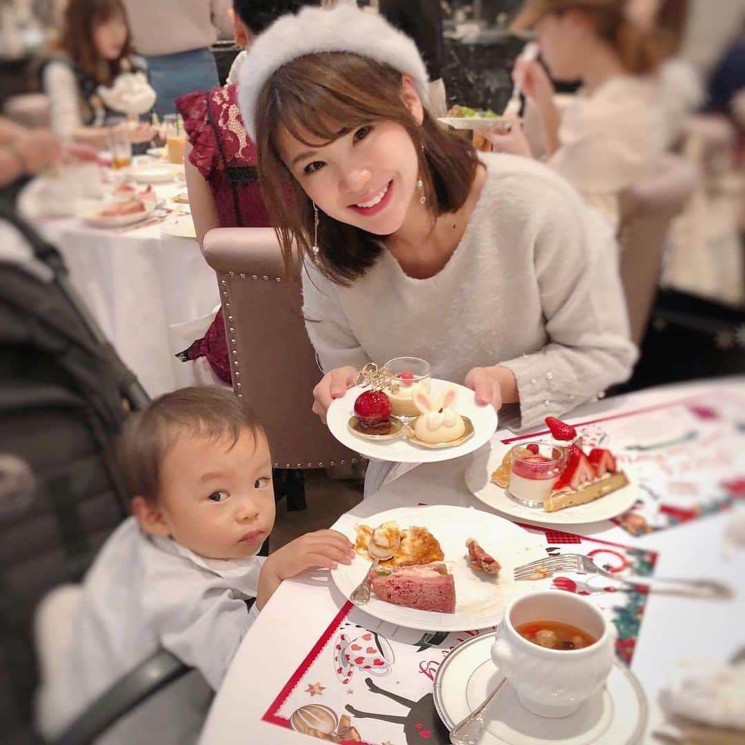 長谷川真美さんのインスタグラム写真 - (長谷川真美Instagram)「🎂💕 #アリスのスイートティーパーティー ❤️ ・ 「#不思議の国のアリス」がテーマの #フォトジェニック な #デザートブッフェ 😋💕 @wine_dining_vinobuono ・ ずっと前から行きたいなーって思ってて ようやく今回行ってきました🙌✨ ・ もーーー可愛すぎる！！！❤️ 幸せな時間だったよ✨ ・ #表参道カフェ #食べ放題 #不思議の国のアリス #pr #コラボベース #クリスマス #Xmas #スイーツ #disny #ディズニー #プリンセス #表参道 #子連れランチ #アリス #子連れ #1歳10ヶ月」11月21日 22時44分 - maami.hase