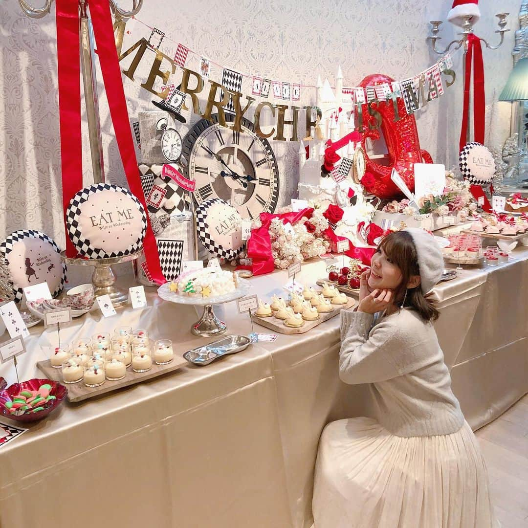 長谷川真美さんのインスタグラム写真 - (長谷川真美Instagram)「🎂💕 #アリスのスイートティーパーティー ❤️ ・ 「#不思議の国のアリス」がテーマの #フォトジェニック な #デザートブッフェ 😋💕 @wine_dining_vinobuono ・ ずっと前から行きたいなーって思ってて ようやく今回行ってきました🙌✨ ・ もーーー可愛すぎる！！！❤️ 幸せな時間だったよ✨ ・ #表参道カフェ #食べ放題 #不思議の国のアリス #pr #コラボベース #クリスマス #Xmas #スイーツ #disny #ディズニー #プリンセス #表参道 #子連れランチ #アリス #子連れ #1歳10ヶ月」11月21日 22時44分 - maami.hase