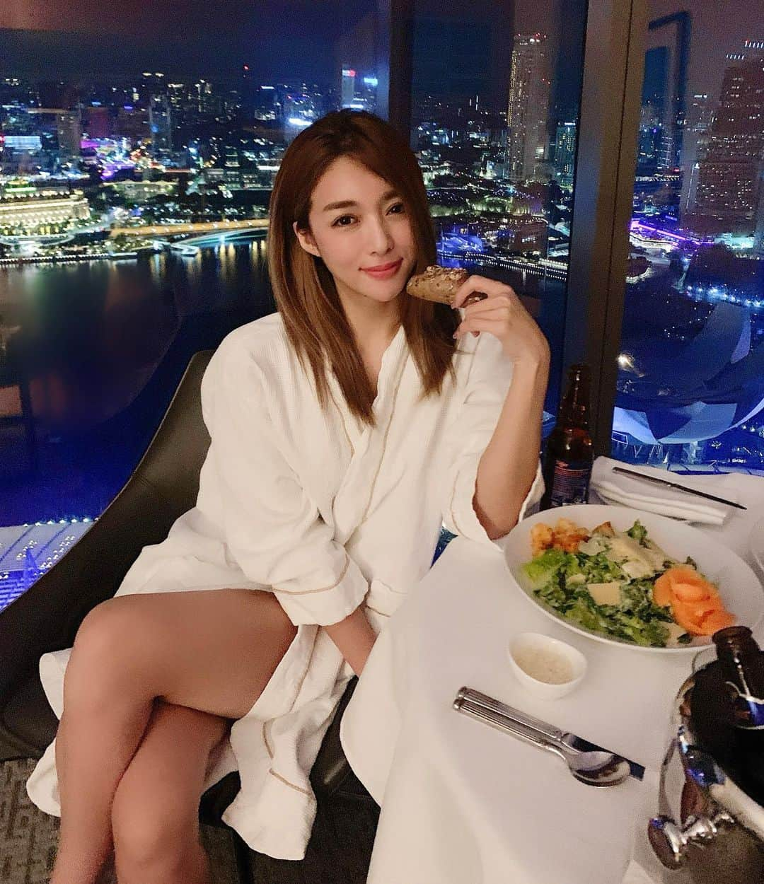 濱野りれさんのインスタグラム写真 - (濱野りれInstagram)「-— I am with great view at Singapore. I feel like lazy today because of the flight, So I had dinner in the room-#marinabaysands Look at me without looking at the others💋 -— シンガポールといえば #マリーナベイサンズ ✨✨ なんだかんだここに泊まっちゃう😻 今日はフライトで少し疲れちゃったからインルームダイニングで😌🦋 綺麗な夜景もいいけどよそ見しないでね😘 -— #Singapore#Singaporetrip#singapore_insta#Singaporecity#exploresingapore#sgphotography#visit_singapore #nightphotography#nightscene#citylight#nightshoto#nightcitylights#nightcity#marinabaysandshotel#marinabaysingapore#hotelstay#シンガポール」11月21日 22時44分 - riregram