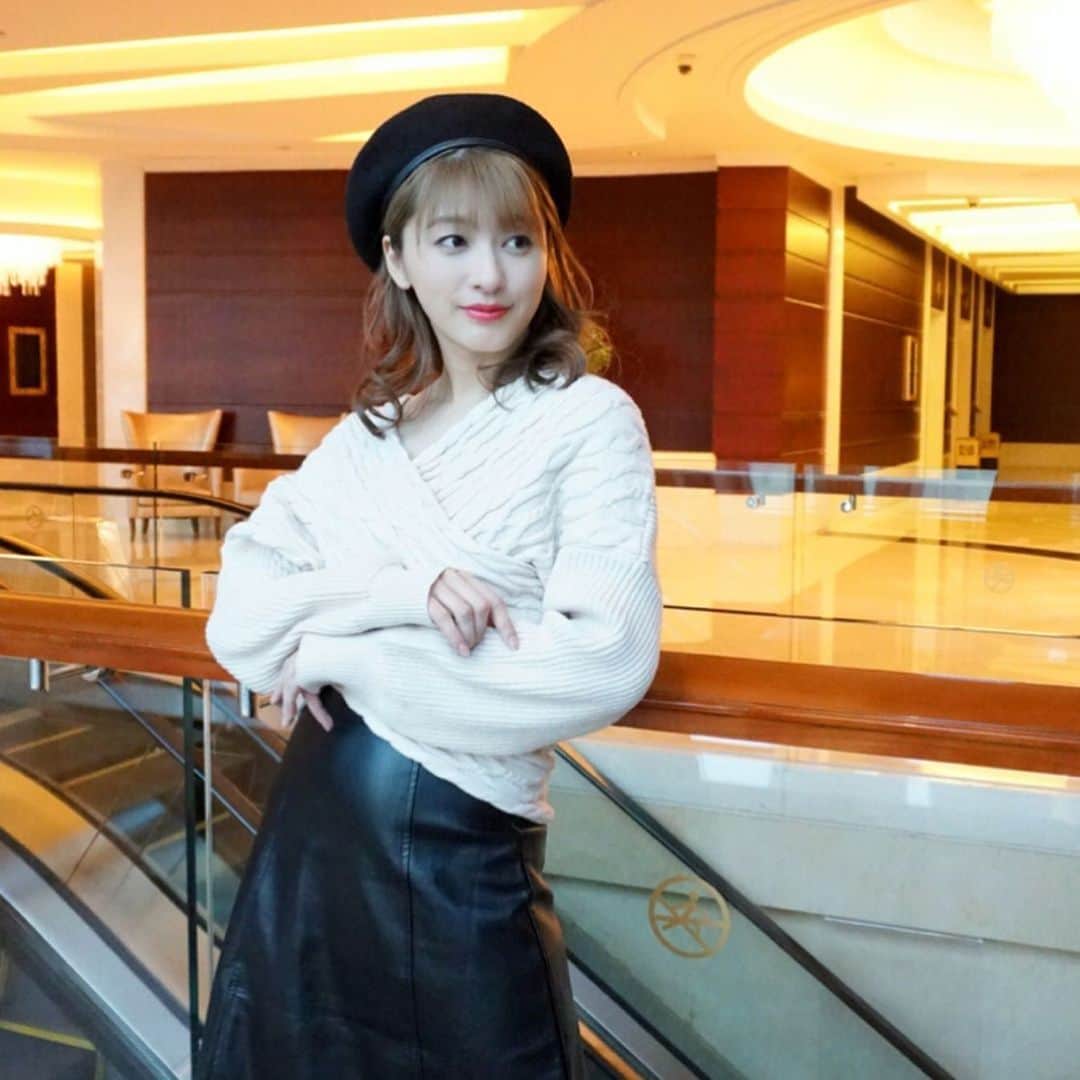 のインスタグラム：「先日中国の北京に行ってきたときの写真少しずつupしてくねぇ🧸💓. . . 珍しく白ニット〜❤️ 白のふわふわ最強ニット🧶. 全然寒くなった😘🤞♥️. . . 寒くなってきたから、白ニットで女子力上げる🥰💓. . . 👕　@valmuer_official . . . #valmuertravelcamp #valmuer #gardenbyvalmuer  #china #china🇨🇳 #北京 #中国 #コーデ #ファッション」