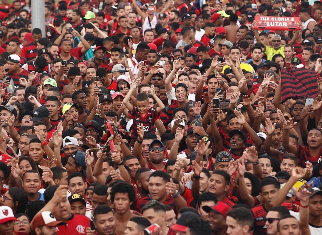 サッカーキングさんのインスタグラム写真 - (サッカーキングInstagram)「. 南米王者まで、あと1つ 決勝の地へ向かうチームを10万人が見送り . 📷Photo by Getty Images . リーベル・プレートとのコパ・リベルタドーレス決勝戦に臨むフラメンゴ。中立地のペルーのリマへ向かうチームを10万人のサポーターが空港までチームを鼓舞して見送りました🛩 . #熱狂 #群衆 #サポーター #10万人 #フラメンゴ #flamengo #ブラジル　#brazil #🇧🇷 #🔴⚫️ #jogaremosjuntos  #コパリベルタドーレス #リベルタドーレス #copalibertadores #copalibertadores2019 #libertadores  #football #futbol #サッカー #⚽️ #サッカーキング」11月21日 22時43分 - soccerkingjp