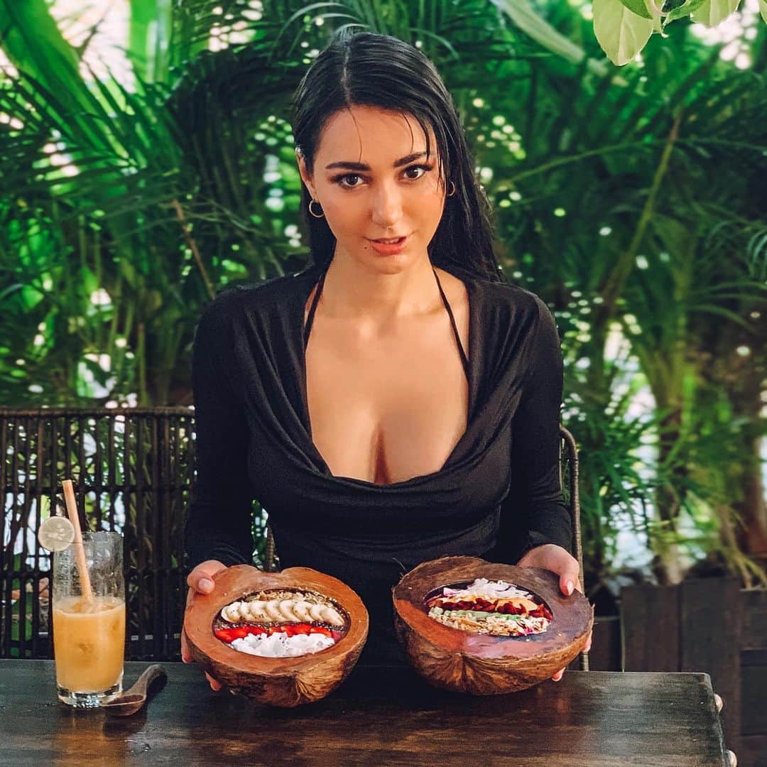 ヘルガ・ラブケティさんのインスタグラム写真 - (ヘルガ・ラブケティInstagram)「Do you want my coconuts 🥥 🤣 but seriously, I always return to Indonesia because of the delicious food 😋」11月21日 22時44分 - helga_model