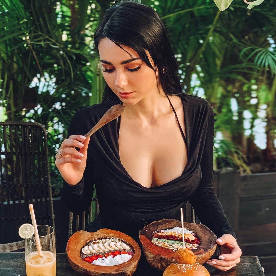 ヘルガ・ラブケティさんのインスタグラム写真 - (ヘルガ・ラブケティInstagram)「Do you want my coconuts 🥥 🤣 but seriously, I always return to Indonesia because of the delicious food 😋」11月21日 22時44分 - helga_model