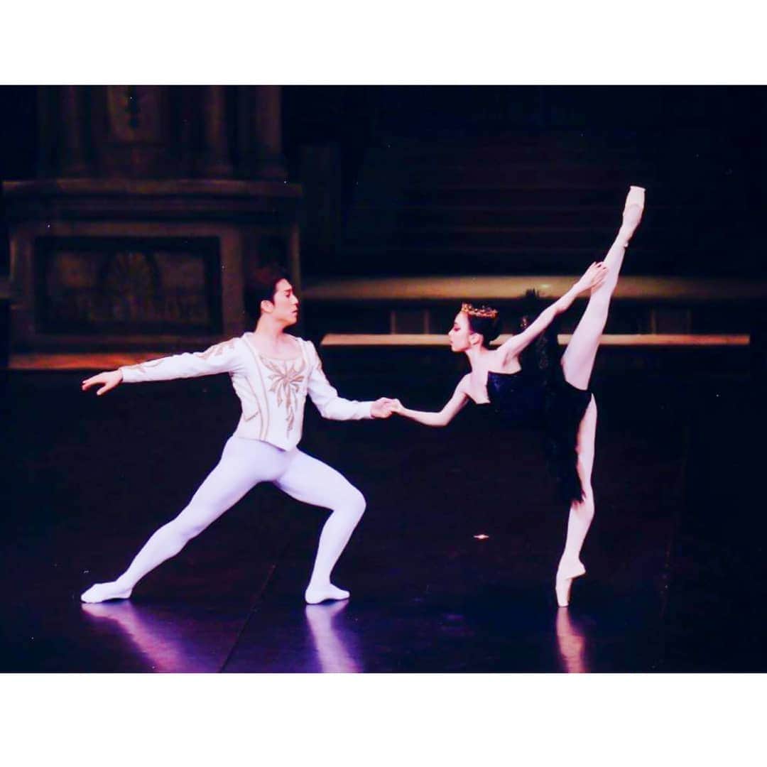 峯岸伽奈のインスタグラム：「. . .  #throwback to my second time dancing black swan. @reiko_yamamoto_ballet  it was just before I joined SDT.  この貴重な経験は、本当に今に生きてると思うので、先生方に感謝しかないです。  #swanlake  #blackswan  #白鳥の湖 #黒鳥  #バレエ  #バレリーナ #思い出 #感謝 #山本禮子バレエ」
