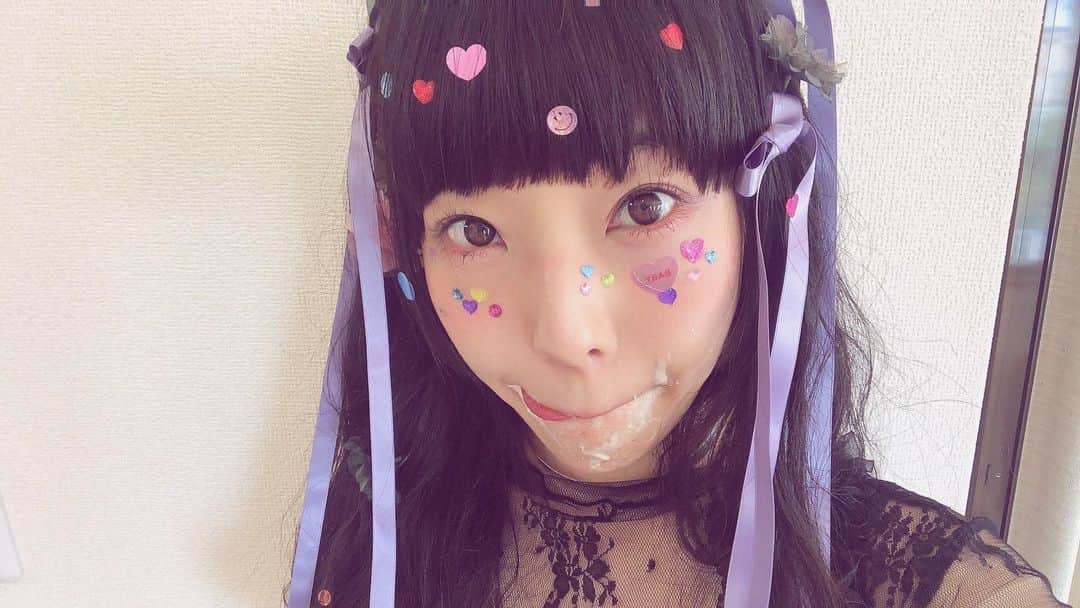 のインスタグラム：「きょうもいちにちおつかれさまでした❣️あしたもがんばろ❣️ . . . #ひみつとこどく #秘蜜と孤毒展 🍯 #🧪 #tokyo #idol #girl #love #sad #happy #lovely #dream #sugar #poison #❤️ #💟 #🍎 #exibition  #japan #akihabara #risaaizawa #🍰 #🧁 #😋」