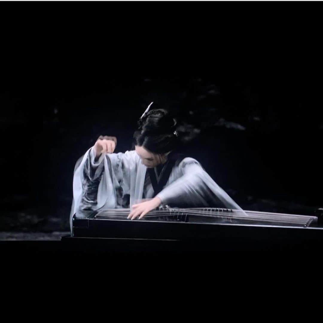 クリスティナ・バザンのインスタグラム：「We came to remember both darkness, light and all that is as the Divine experience of One and the eternal Duality we sense as Humans, the Source experience of Everything there is and will ever be. Images from Zhang Yimou - Shadow 🌗 🎞picture @sedatious_ss」