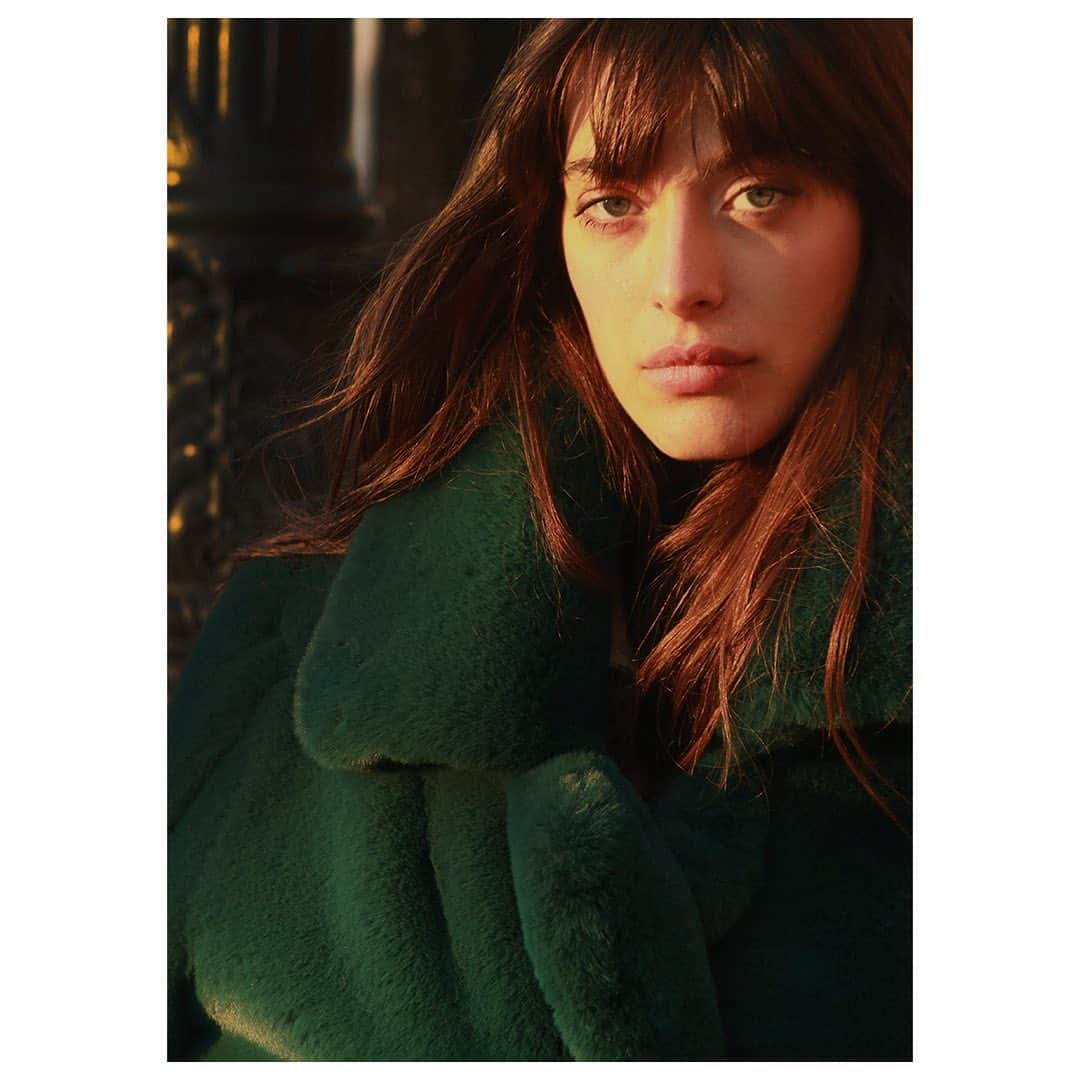 イーチ x アザーさんのインスタグラム写真 - (イーチ x アザーInstagram)「@louisefollain wearing our Signature Vegan Fur Coat  #eachxother #vegan #veganfur #louisefollain  Available now online www.each-other.com」11月21日 22時51分 - eachxother