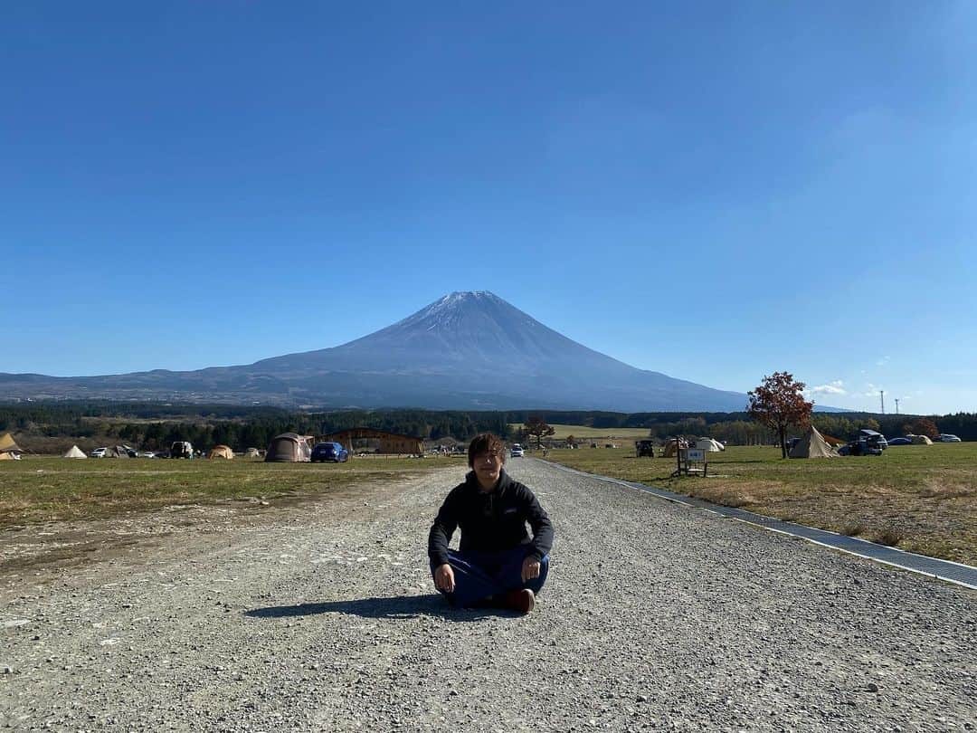 ジローさんのインスタグラム写真 - (ジローInstagram)「キャンプの聖地来たよ。 #モテキャン #富士山 #ふもとっぱら https://youtu.be/XTN9q45HtsA」11月21日 23時01分 - jiroisjiro7