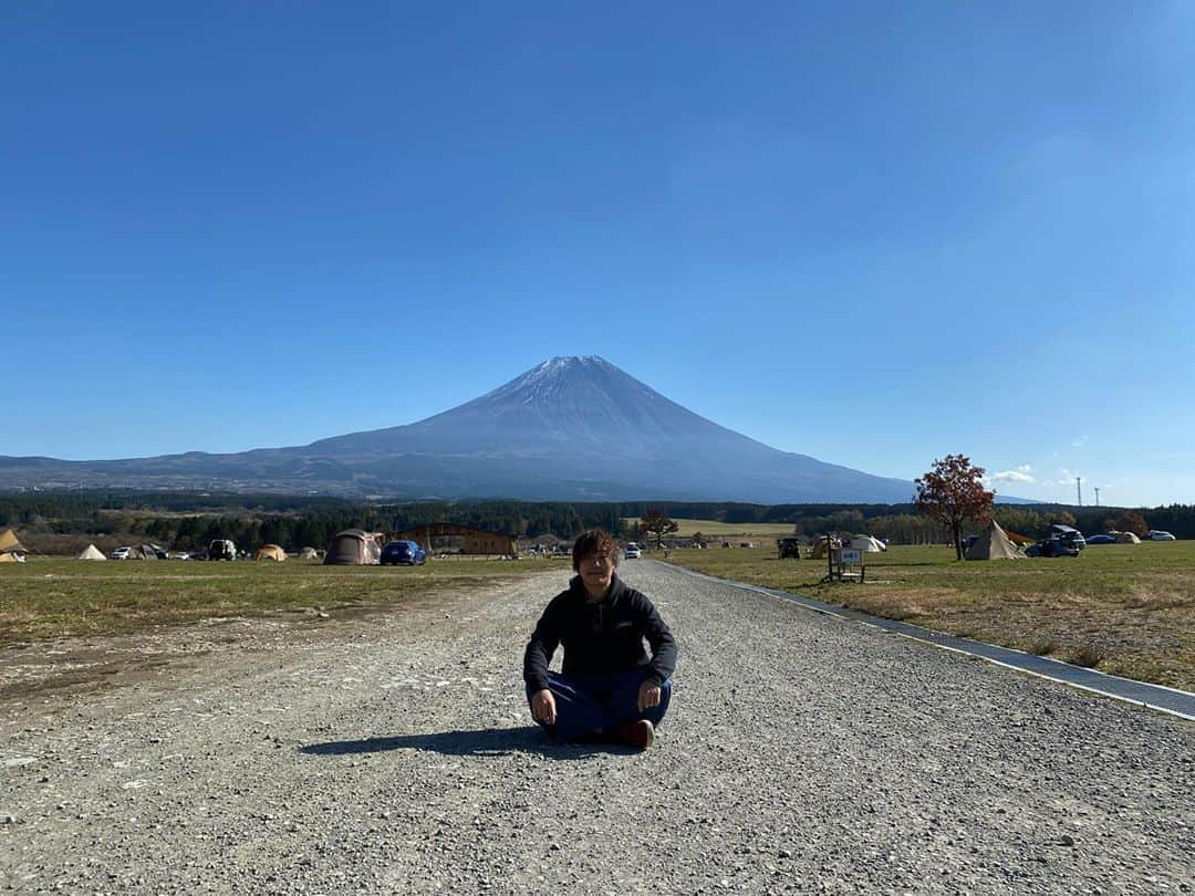 ジローのインスタグラム：「キャンプの聖地来たよ。 #モテキャン #富士山 #ふもとっぱら https://youtu.be/XTN9q45HtsA」