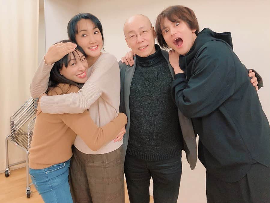 のインスタグラム：「めぐさんっ確保ぉぉおーーっ！！ ！ 皆さまに会うと元気になる ☺︎ そして安心する♡ ♡ ♡  I get energetic from just meeting them ☺︎ And feel relieved♡  #frankenstein #島健 さん #濱田めぐみ さん #小西遼生 くん」