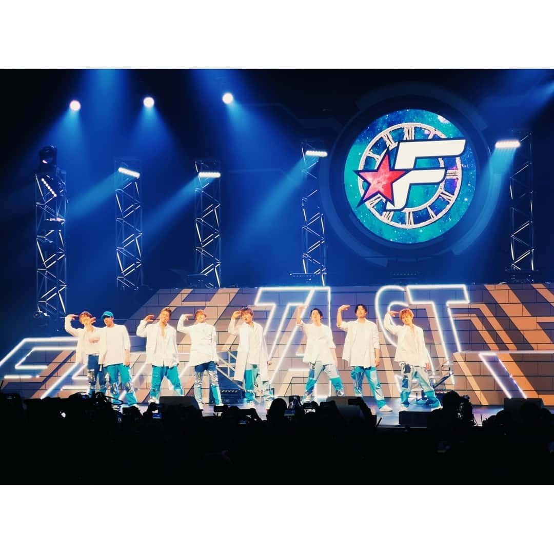 M-ON! MUSIC｜エムオンミュージックのインスタグラム：「﻿ FANTASTICS SOUND DRAMA 2019﻿ FANTASTIC NINE 最終日。﻿ ﻿ とてつもないエネルギーうずまくステージでした。﻿ ﻿ 音楽と演劇の融合、﻿ こういうことだったのかと。﻿ ﻿ これから最低なことを言う、﻿ と前置きをしながらも「仕方ない」﻿ という発言をしなければいけなかった﻿ 世界を観るのは正直辛かった。﻿ ﻿ ただ、この前半部分があったからこそ﻿ 彼らの強い覚悟や決意を知ることができたし﻿ 仲間への強い想いにも触れることができた。﻿ ﻿ 彼らは超人なんかじゃない。﻿ たくさん葛藤して、弱音も吐いて……﻿ その経験が、生き様が、血肉となって観客の心に響く歌やパフォーマンスに繋がっているんだと思う。﻿ ﻿ FANTASTICSの音楽が眩いのは﻿ 音楽そのものが“夢”や“希望”であってほしい﻿ というメッセージなのかもしれない。﻿ ﻿ これまでも、そしてこれからも。﻿ 魂はいつだって一緒。﻿ ﻿ 当たり前じゃない、“尊い今”を駆け抜けながら﻿ 9人は夢を描き続ける[ジャガー]﻿ ﻿ #FANTASTICNINE﻿ #FANTASTICSfromEXILETRIBE﻿ (@fantastics_fext)﻿ #世界(@exile_sekai_official)﻿ #佐藤大樹(@taiki_sato_official)﻿ #澤本夏輝(@natsukisawamoto_official)﻿ #瀬口黎弥(@leiya_seguchi_official)﻿ #堀夏喜(@natsukihori_official)﻿ #木村慧人(@keitokimura_official)﻿ #八木勇征(@yuseiyagi_official)﻿ #中島颯太(@sotanakajima_official)﻿ #中尾翔太」