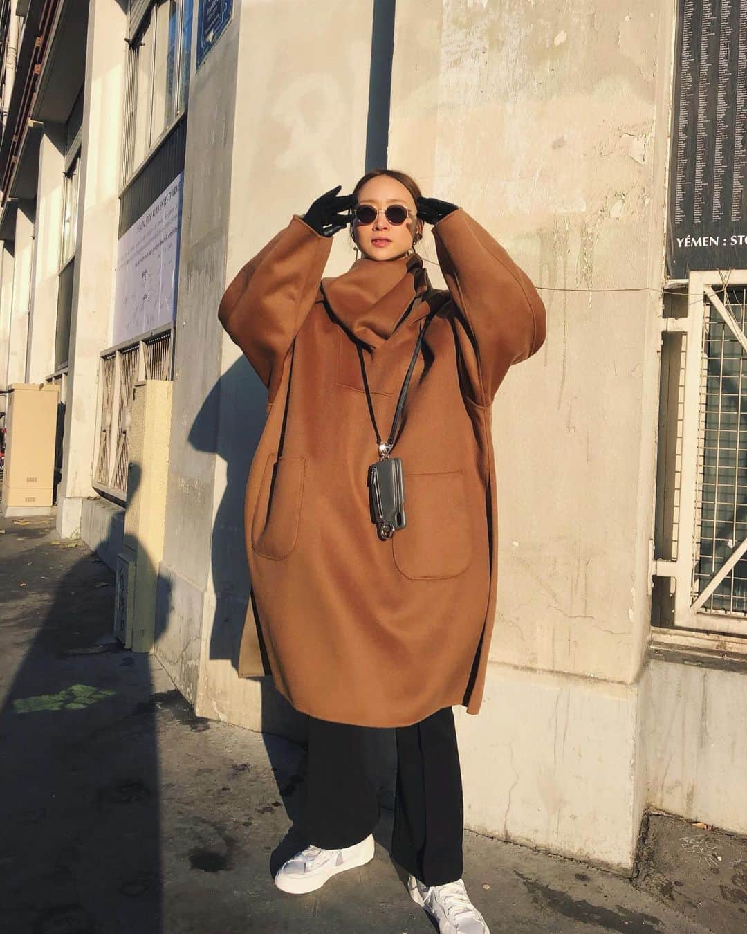野尻美穂のインスタグラム：「げきさむ！ とにかく寒すぎて風邪ひかないように気を付けます💀！！ スリ防止でバッグはアウターの中！携帯はajewが大活躍です🇫🇷💪🏻 DRIES VAN NOTENのお店が可愛すぎてずっといたかった❤️ #miho_paris  #ROKU #nikesacai」