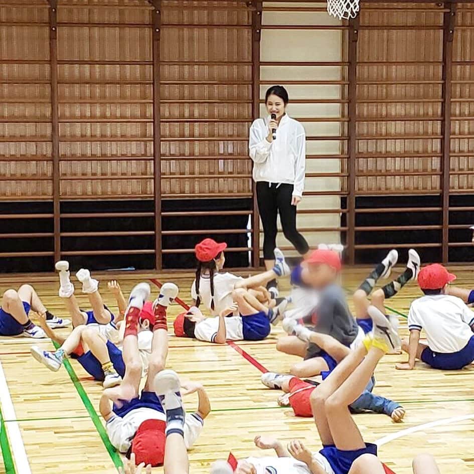 田中琴乃さんのインスタグラム写真 - (田中琴乃Instagram)「【オリパラ授業】 ・ 上高田小学校へ伺いました。 来年から統合する学校と合同での実施。いつもとの学び舎とは違ったり、知らないお友達がたくさんいたりと少し緊張している生徒さんも多い中まずは講話を。途中から緊張も解けとても温かな雰囲気の中お話ができました。 パフォーマンスも喜んで頂けて何よりです✨ ・ 1.2.3年生はフープを用いて実際に一緒に動いてみました。 ・ 講話中で私は「ありがとうという感謝の気持ちを伝えてね」と言いました。たまたまお子さんが学校にいる方がいて、「今日はどうだった？」と子供に聞くと「お母さんいつもありがとう」と言ってくれたのよ！と…そして私へありがとうねとご連絡を頂きました。 ・ 「ありがとう」って言葉が大好きです。 ・ ・ #上高田小学校  #新体操  #rhythmicgymnastics  #感謝  #ありがとう  #大好きな言葉  #大切な言葉  #田中琴乃」11月21日 22時58分 - tanakakotono
