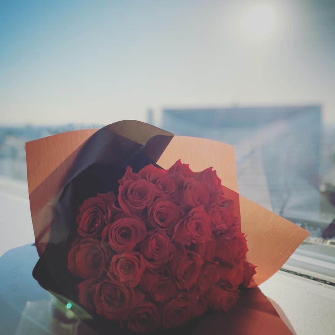 長谷川京子さんのインスタグラム写真 - (長谷川京子Instagram)「ファッション誌、オトナミューズの取材でお花をいただきました。 写真集出版記念に、です。 深紅の薔薇、女性に生まれて良かったと思う瞬間でした。 ありがとうございます☺️ さて明日16:50〜 横浜赤レンガ倉庫のクリスマスツリー点灯式に登壇します。 是非皆さんいらして下さいね。  #赤レンガ倉庫 #横浜 #点灯式 #オトナミューズ#rose#flower」11月21日 22時59分 - kyoko.hasegawa.722