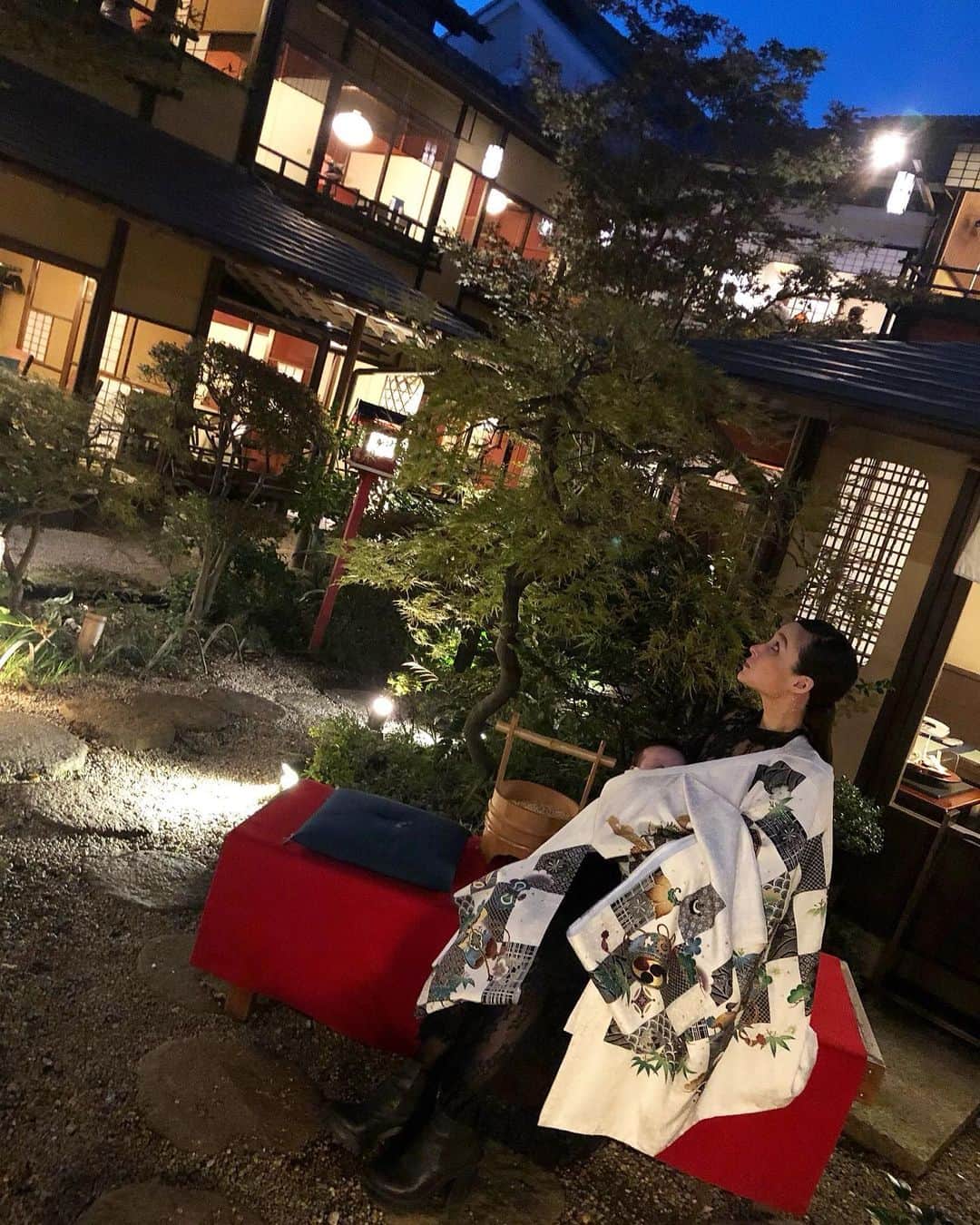 ありさトレイシーのインスタグラム：「#100にち祝い #ぴったり#産着#きもの #白#お食い初め #お宮参り #健康第一#家族#姉妹#生後3ヶ月 #3month #boy #baby#Grandma #Grandpa #sister #love #sunnyday #white #wish #autumn#november」