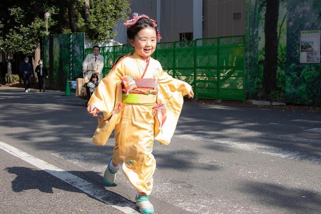 omatsuriccoのインスタグラム：「#今日のドルジ 2019.11.21 ・ 写真届いた！ ・ お互い着付けてもらって会った時の一瞬！ ・ 足元、スニーカー！笑  #七五三 #七五三7歳  #七五三撮影  #七五三詣り  #ig_kids  #kids_japan  #親バカ部」