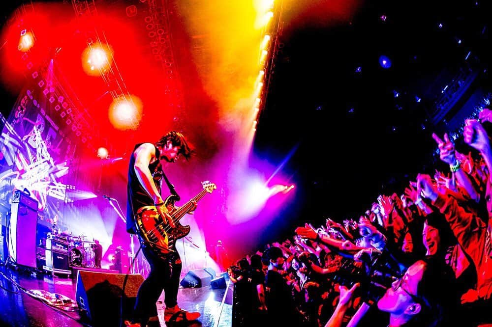 辻村勇太のインスタグラム：「BLUE ENCOUNT TOUR2019「B.E. with YOU」 @ Zepp Tokyo day2  Photo by @hamanokazushi  #blueencount  #bassist #bewithyou #東京2日間ありがとうね #次は振替公演 #浜松 #来る人楽しみにしててね #おつとぅーっす」
