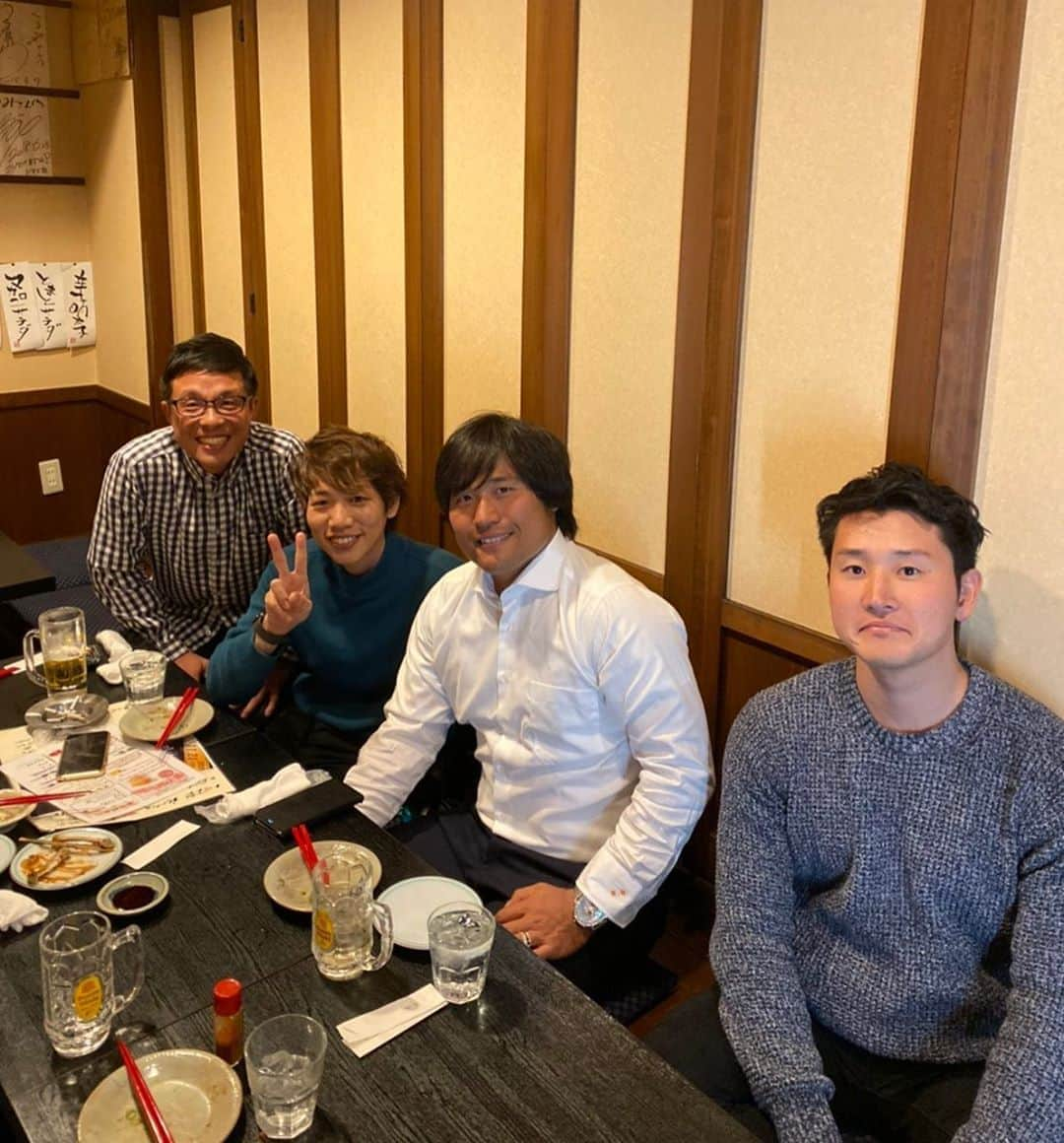 平田良介さんのインスタグラム写真 - (平田良介Instagram)「今日は後援会メンバーに僕のパーティーの司会をしてくださる若狭さんを交えて 打ち合わせしてきました😁  そしてゲストで来てくれる選手紹介します！！ 岡田俊哉投手 佐藤優投手 小笠原慎之介投手 伊藤康祐選手  が参加してくれます😄 他にもおもしろい企画いっぱいやった^_^ みんなきてね^ ^  https://w.pia.jp/t/hirata-ryosuke/  電話での予約　 電話予約番号：0570—02-9999 （Pコード 644-232 ※Ｐコードの入力が必要となります。） 受付時間：24時間受付　※但し、メンテナンス時間を除く ※発売初日は、10:00から電話予約可能です。 ※チケット引取：チケットぴあ店頭、セブン-イレブン、ファミリーマート  店頭での直接購入 チケット購入可能店舗：チケットぴあ店頭、セブン-イレブン ※発売初日の11月2日は、10:00から直接購入が可能です。 ⇒http://ticket-search.pia.jp/pia/spst/spst_map01.do ※セブン-イレブン・・・店内マルチコピー機よりチケットぴあ選択してPコードを入力  ＷＥＢでの購入 ＷＥＢから「チケットぴあ」を検索して頂いて、ご希望のチケットをＷＥＢにて購入することができます。 ※発売初日の11月2日は10:00から購入が可能です。 ※チケット引取：チケットぴあ店舗、セブン-イレブン、ファミリーマート ※決済方法：クレジットカード、各種コンビニ決済等 ⇒https://t.pia.jp/ 【チケットぴあの販売ネットワーク】 チケットぴあの販売ネットワークは、全国のチケットぴあ店舗、セブン-イレブンにてチケットの購入と引取が可能となります。（※ファミリーマートは、電話予約・ＷＥＢの引取のみ可能）  詳細です↓↓ 日時⚾️ 2019年12月15日(日)18時30分開演予定  場所⚾ ヒルトン名古屋　扇の間  住所⚾ 〒460-0008 愛知県名古屋市中区栄1-3-3 📞052-212-1111  ホテル料理/飲み放題付き(アルコール有り)  会費⚾大人　　15000円 ⚾子供　　5000円(小学生以下) ⚠︎未就学児はチケット不要、ただし未就学児1名に対して保護者1名  #中日ドラゴンズ #平田良介 #平田良介後援会 #チャリティーパーティー #岡田俊哉 #佐藤優　#小笠原慎之介 #伊藤康祐 #若狭敬一 アナウンサー #プロ野球 #ヒルトン #hilton #エクゼキュート　＠ryosukehirata06 @nakamu_ra.mental @teamkeito9 @dshinnosuke11」11月21日 23時03分 - ryosuke_hirata_official