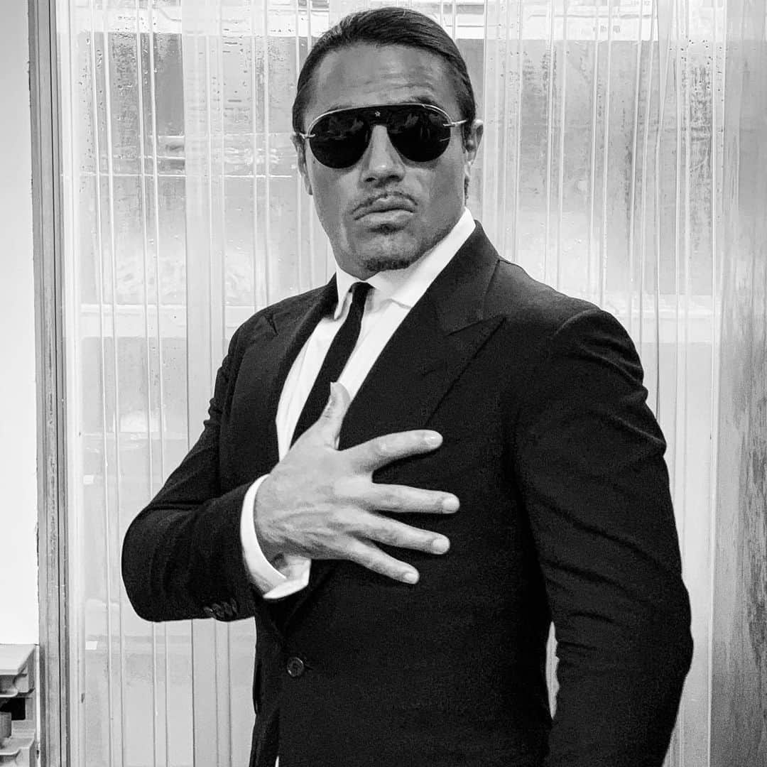 Saltbae（ヌスラット・ガネーシュ）さんのインスタグラム写真 - (Saltbae（ヌスラット・ガネーシュ）Instagram)「It costs to be the boss🔪 Patron olmanin maliyeti #saltbae #saltlife #salt」11月21日 23時09分 - nusr_et