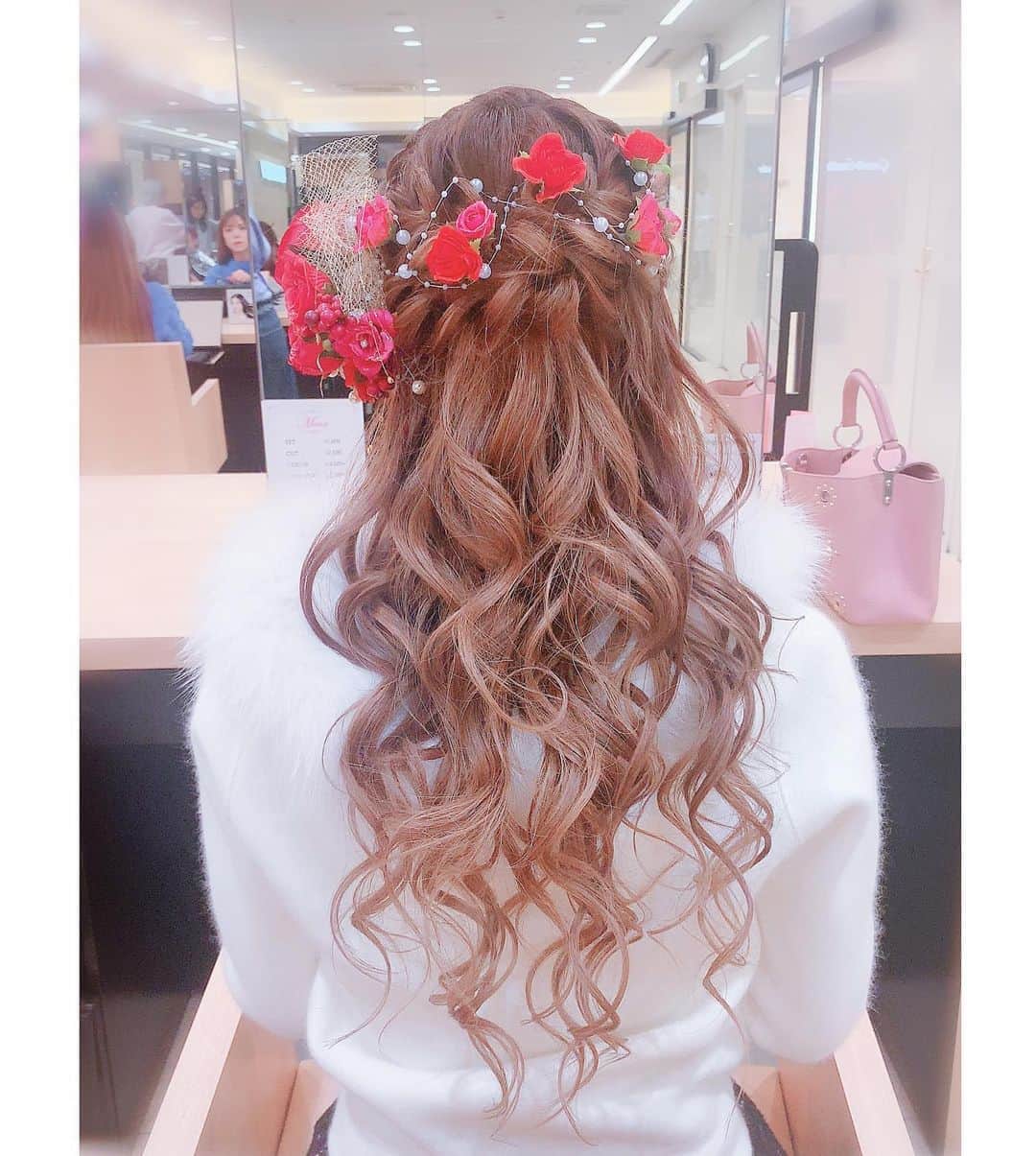 のインスタグラム：「バースデーのヘアメ(*´︶`*).｡.:*♡ ヴィオナドールのまりえさんにやってもらった💕💕💕 可愛かった😌♥️♥️♥️✨ #ヘアメ#フラワーピン#ハーフアップ#巻き下ろし」