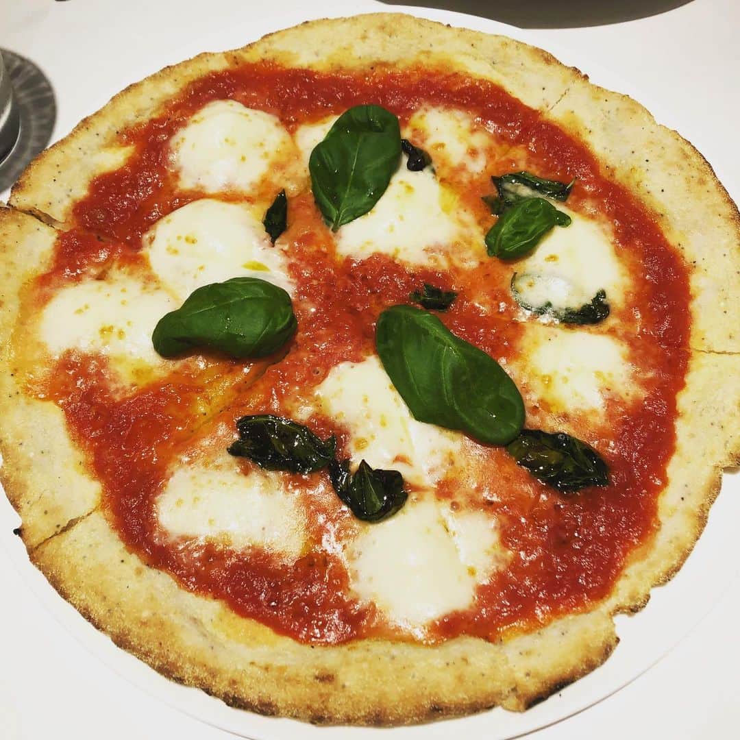 風間由次郎のインスタグラム：「青山クロスシアター近くて見つけたグルテンフリーピザとビール🍺🍕 ご褒美やね✨」
