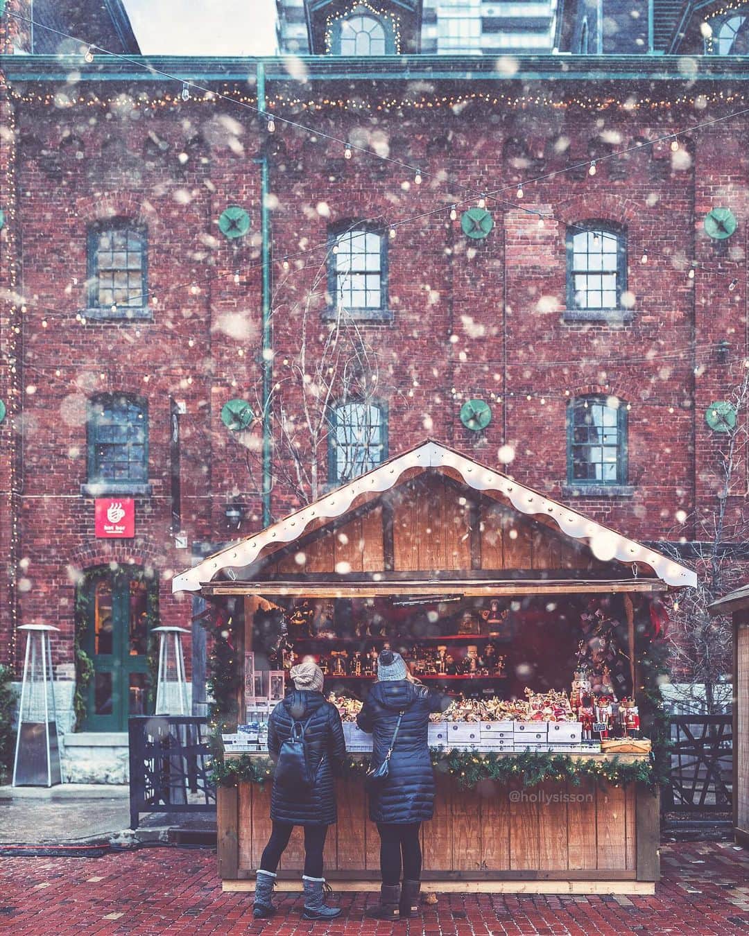 のインスタグラム：「Have you been to a Christmas Market yet? #toronto #snow #snowstorm #tcm19 #distilleryto #christmasmarket ~ Canon 1D X MkII + 35 f1.4L II @ f1.4 (See my bio for full camera equipment information plus info on how I process my images. 😊) #xmaswonders」