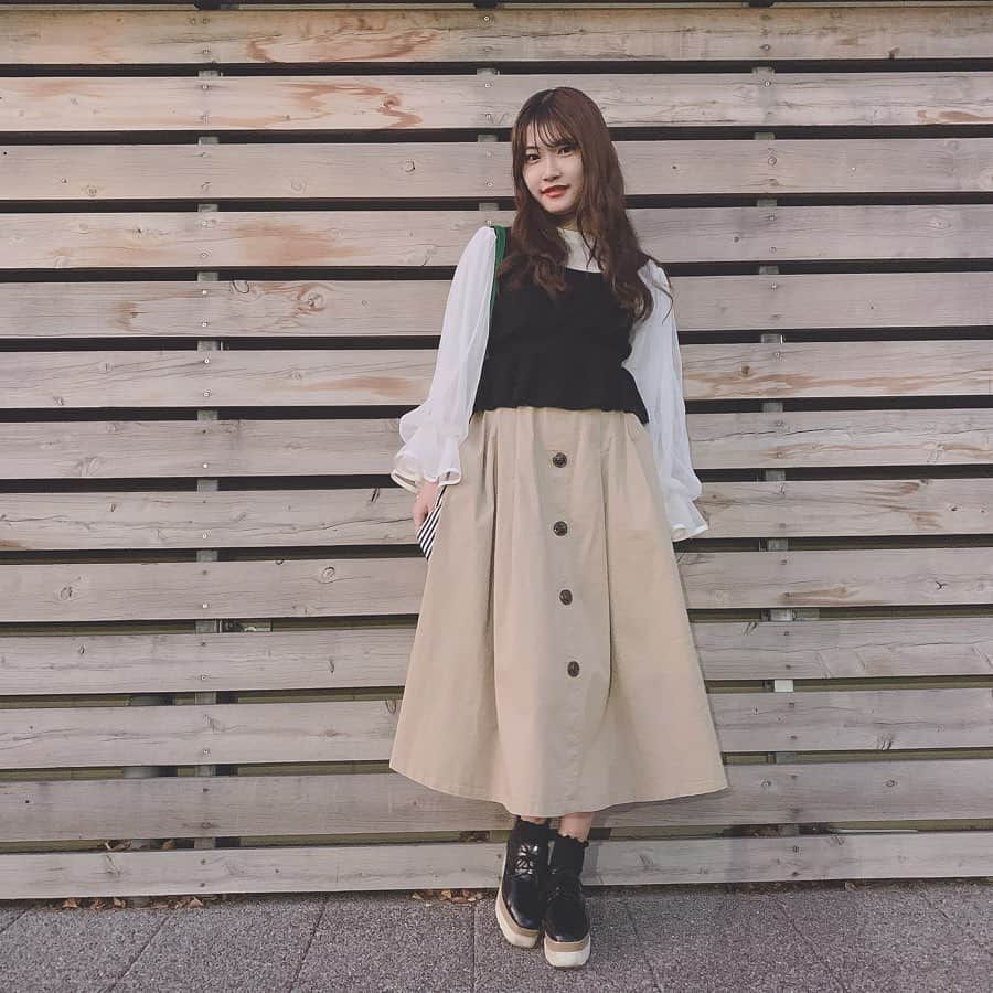 平田詩奈のインスタグラム：「スカートは﻿ ロングのトレンチスカート🕊﻿ ﻿ トップスはボリュームのある袖のブラウスに﻿ アシンメトリーのビスチェでかわいいデザイン。♡﻿ ﻿ ポイントにグリーンの﻿ ショルダーバッグ💚﻿ ﻿ ﻿ #しいなのワードローブ」