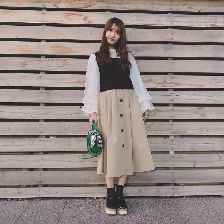 平田詩奈さんのインスタグラム写真 - (平田詩奈Instagram)「スカートは﻿ ロングのトレンチスカート🕊﻿ ﻿ トップスはボリュームのある袖のブラウスに﻿ アシンメトリーのビスチェでかわいいデザイン。♡﻿ ﻿ ポイントにグリーンの﻿ ショルダーバッグ💚﻿ ﻿ ﻿ #しいなのワードローブ」11月21日 23時17分 - shiina__0822