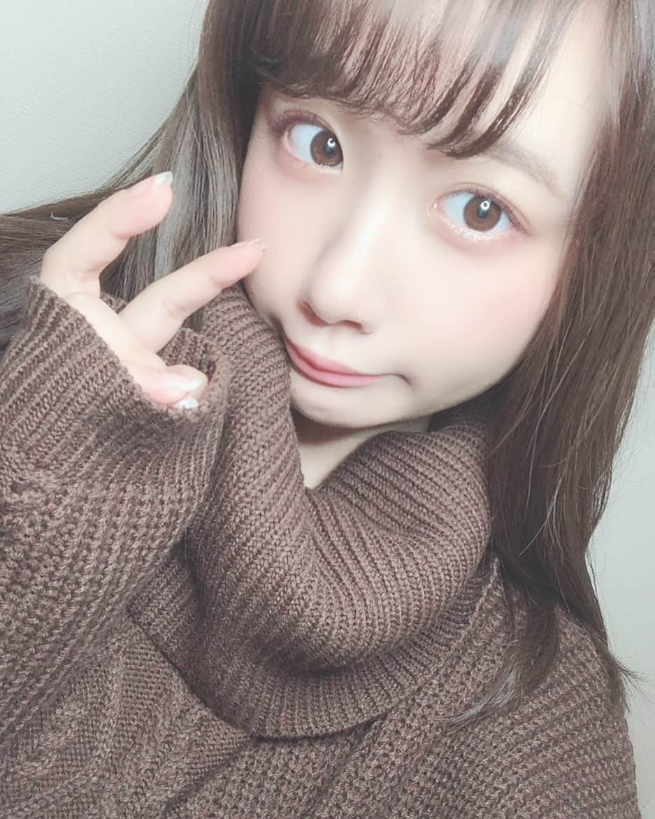 のインスタグラム：「. . 本格的な冬が来たねぇ🤧❄️ . . #七瀬美桜 #グラビアアイドル #グラビア #グラドル #自撮り #グラドル自撮り部 #ニット #knit #冬服 #冬コーデ #えくぼ #followme」