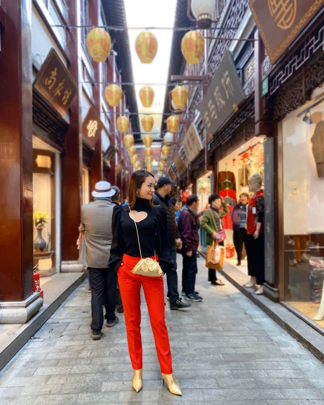 のインスタグラム：「#♥️ gold&red. . . #yugarden#豫園 #shanghai#上海#akikiinshanghai」