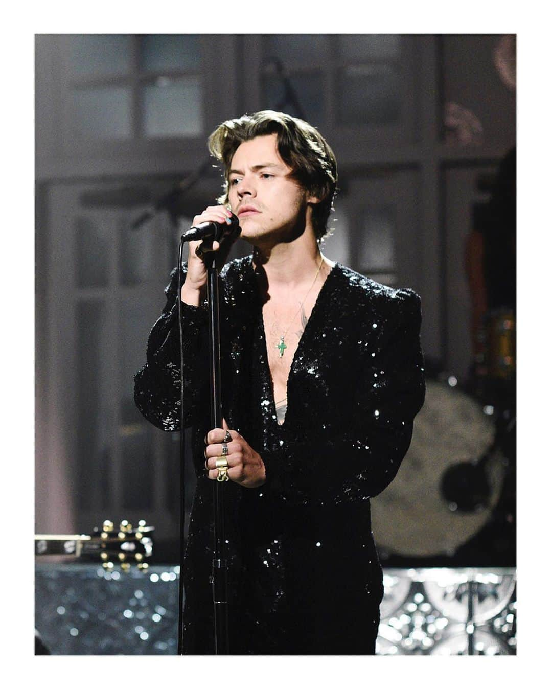 グッチさんのインスタグラム写真 - (グッチInstagram)「@harrystyles performed double duty as host and musical guest on Saturday Night Live @nbcsnl. Presenting his new album ‘Fine Line’ the actor, singer and songwriter wore a custom all-over sequin jumpsuit and ready-to-wear looks from #GucciSS20 designed by @alessandro_michele.  #AlessandroMichele #HarryStyles #HarryOnSNL」11月21日 23時23分 - gucci