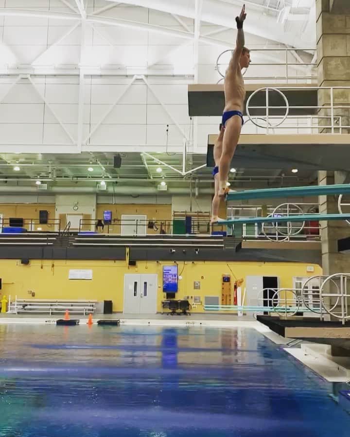デービッド・ボウディアのインスタグラム：「245 days out from #tokyo2020 - Leading up to Rio in 2016, training was tedious... I would dread going to practice but since switching events to 3m Springboard last year it has given new life to my diving career. As crazy as it sounds after training for almost 20 years, I love going to the pool (most days 😜) to see how I can get better than the day before! Lots of work still be done but feeling encouraged - looking forward to the 8 months 💪🏻 @sidelinescout」