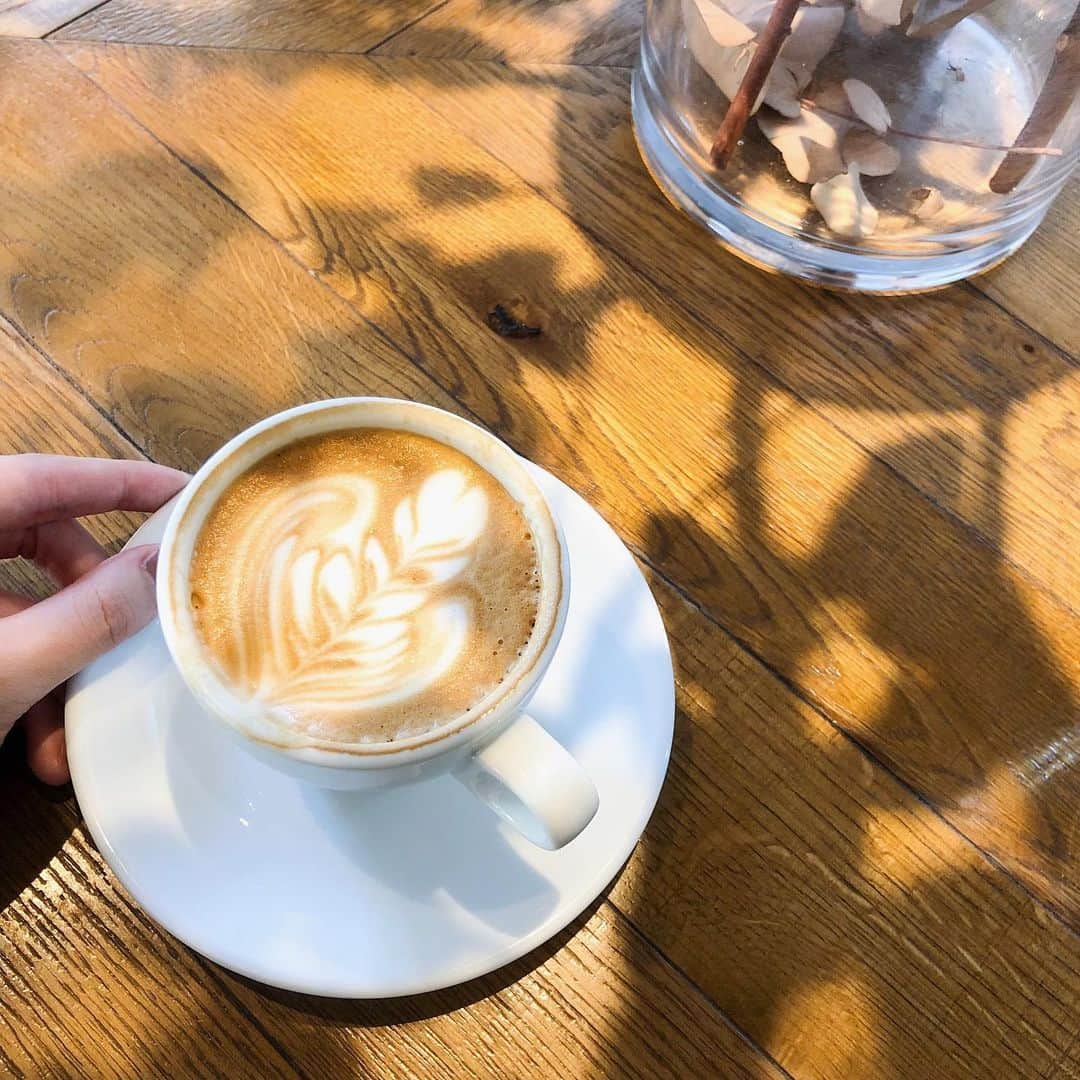 のインスタグラム：「. 11月はちょっとのんびりかなぁと思っていたらもうとっくに月末でおったまげてるワ。 みたい映画も舞台も読みたい本も盛りだくさんなのに、時だけが襲いかかるかのように永遠に過ぎていく....。 . とりあえず、年明けのスヌーピーのミュージカルに向けてセリフと歌を覚えな。 がんばるので観に来てください👧🏼 . . , #すいあろ」