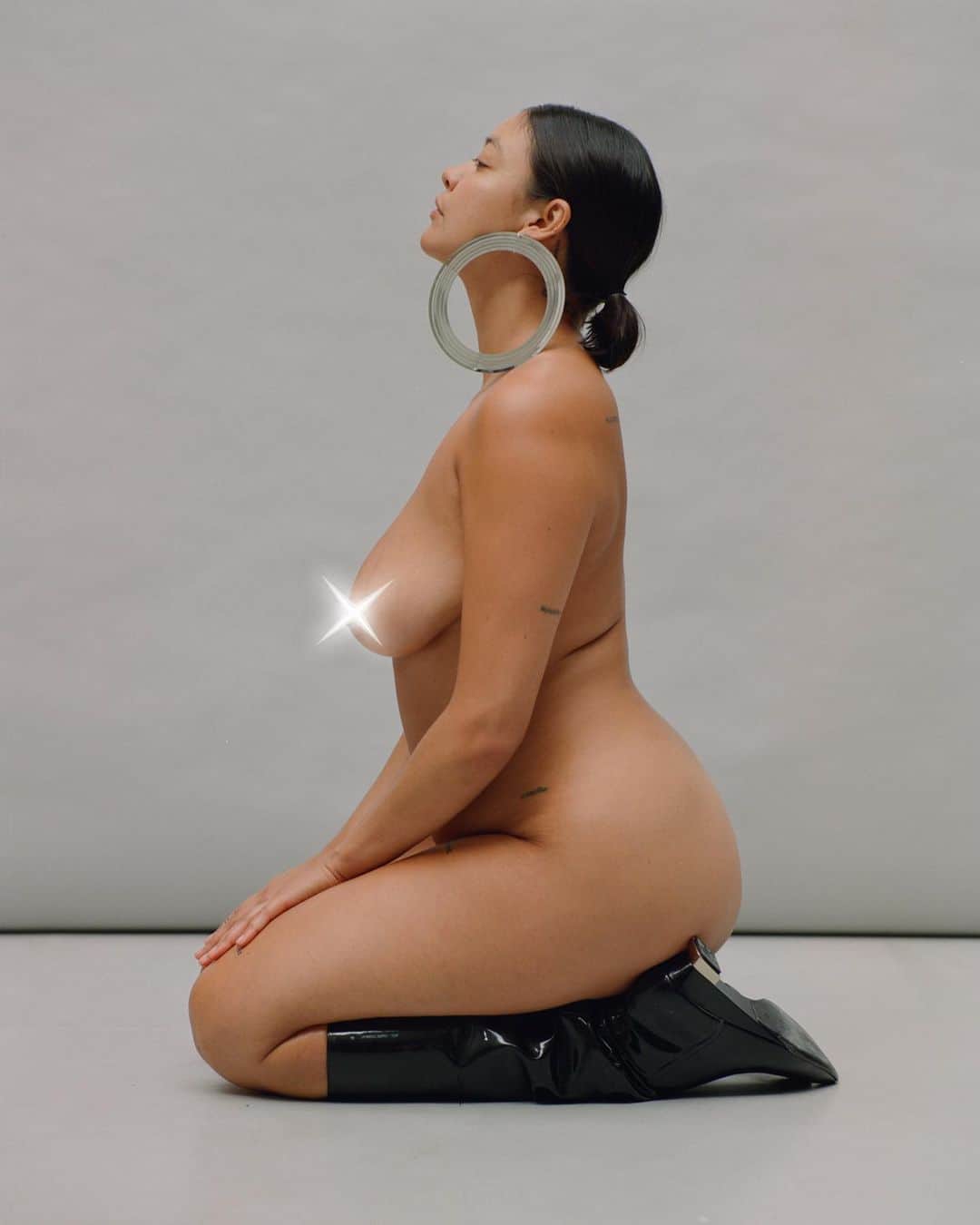 ナオミ・シマダのインスタグラム：「sitting in my truth ~ by @carlota_guerrero for @numeroberlin」