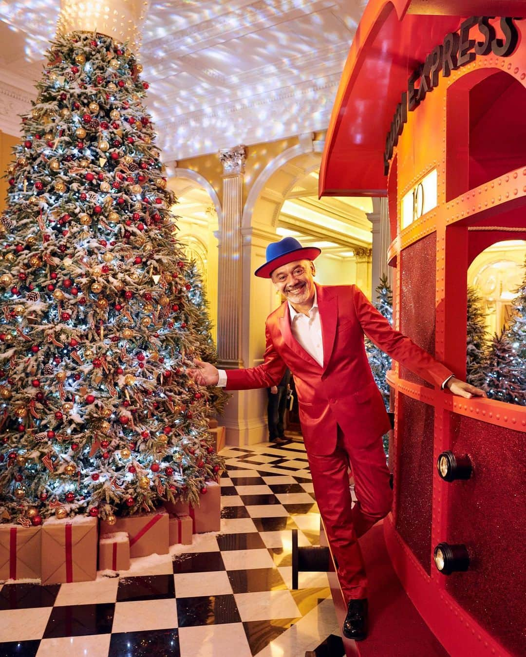 @LONDON | TAG #THISISLONDONさんのインスタグラム写真 - (@LONDON | TAG #THISISLONDONInstagram)「The Loubi Express steamed into #Mayfair from Paris this morning, to join the @ClaridgesHotel Christmas Tree 2019. Created by #ChristianLouboutin, The Loubi Express is an intimate 4 table dining carriage serving Christian’s favourite champagne cocktails and Claridge’s foodie favourites! How cool is this?! Tag your friends 👇🏼👇🏼🎄🚂👠 // #thisislondon #londonhotels #londonlife @louboutinworld #ChristianXClaridges #ClaridgesChristmasTree2019 #TheLoubiExpress #countdownstartsnow #offtherails #christmasinlondon」11月21日 23時35分 - london