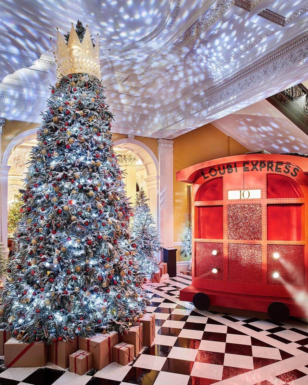 @LONDON | TAG #THISISLONDONさんのインスタグラム写真 - (@LONDON | TAG #THISISLONDONInstagram)「The Loubi Express steamed into #Mayfair from Paris this morning, to join the @ClaridgesHotel Christmas Tree 2019. Created by #ChristianLouboutin, The Loubi Express is an intimate 4 table dining carriage serving Christian’s favourite champagne cocktails and Claridge’s foodie favourites! How cool is this?! Tag your friends 👇🏼👇🏼🎄🚂👠 // #thisislondon #londonhotels #londonlife @louboutinworld #ChristianXClaridges #ClaridgesChristmasTree2019 #TheLoubiExpress #countdownstartsnow #offtherails #christmasinlondon」11月21日 23時35分 - london