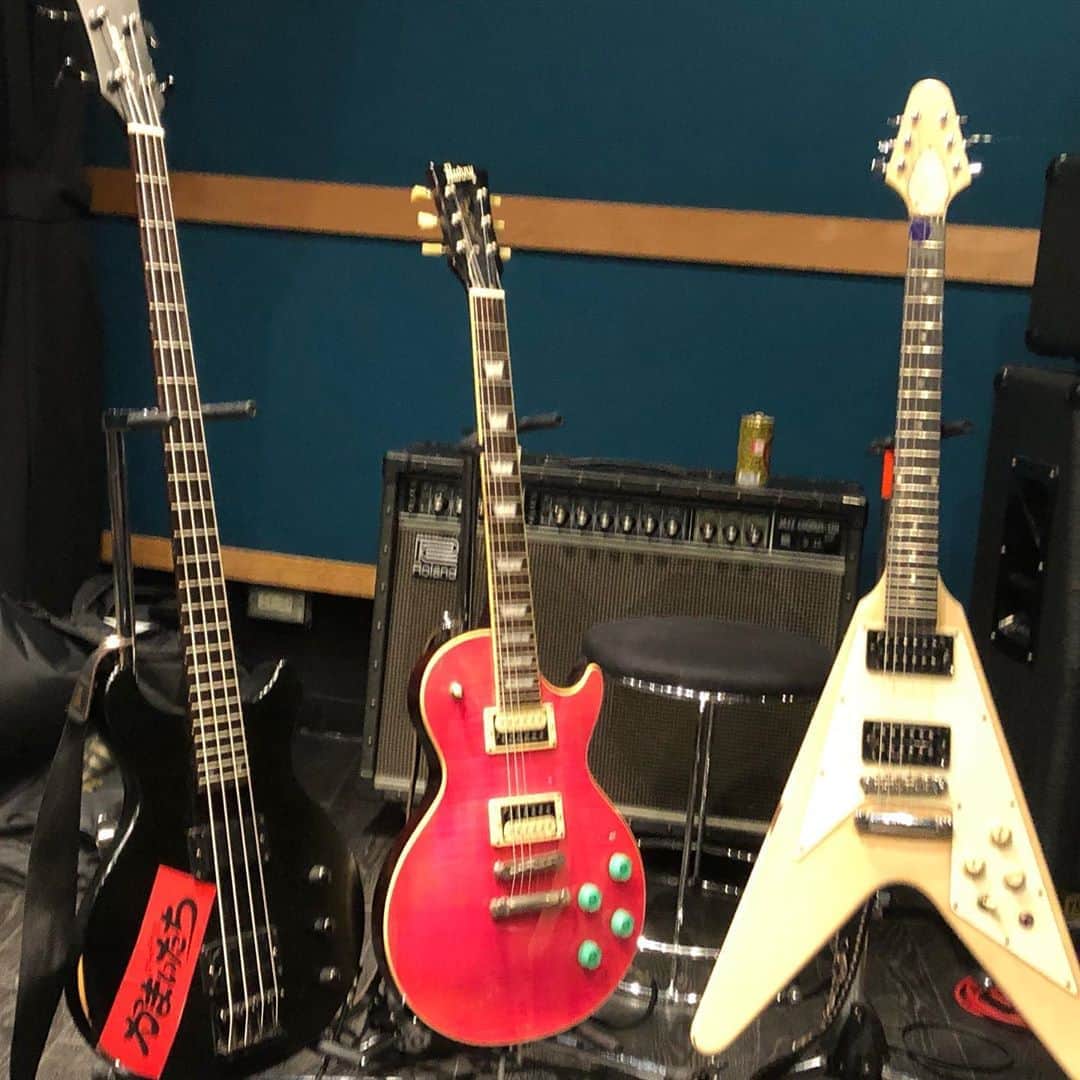 ヒロシさんのインスタグラム写真 - (ヒロシInstagram)「右から。屍忌蛇さんギター。モグワイさんギター。ヒロシベース。」11月21日 23時42分 - hiroshidesu.official