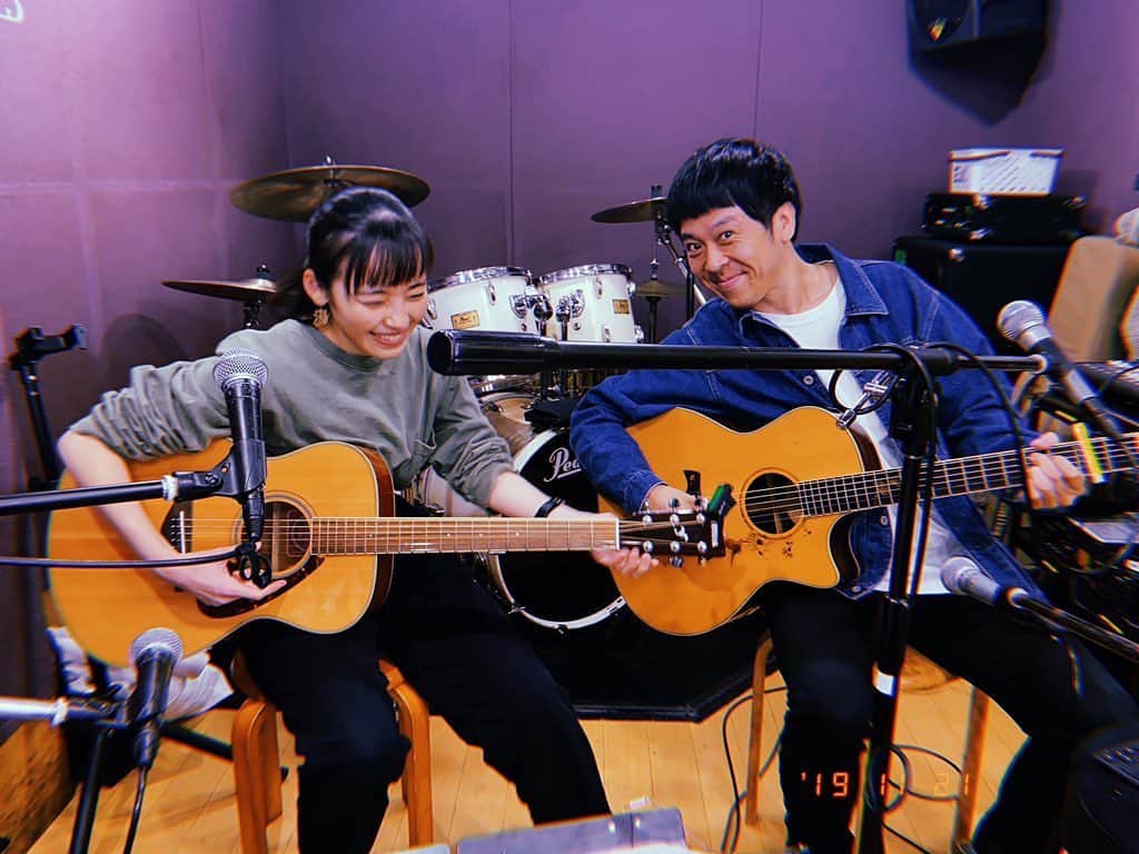 清水みさとさんのインスタグラム写真 - (清水みさとInstagram)「【11月30日(土)】 15:00／19:30 「コネチカットの朝」 @ 下北沢スターダスト 豪起くんのライブです。 私もすこし一緒にギターで弾き語ります。 ライブだけどただのライブじゃないです。倉本さんの演出やら小路監督の映像やら、あふれてます。 そしてなんだかわたしも少しお芝居をするらしい。 ずっとドキドキしてる。 逃して欲しくないなぁ。 知り合い全員にお知らせをしたい気持ちであります。 ticket.corich.jp/apply/103973/」11月21日 23時42分 - misatoshimizu35