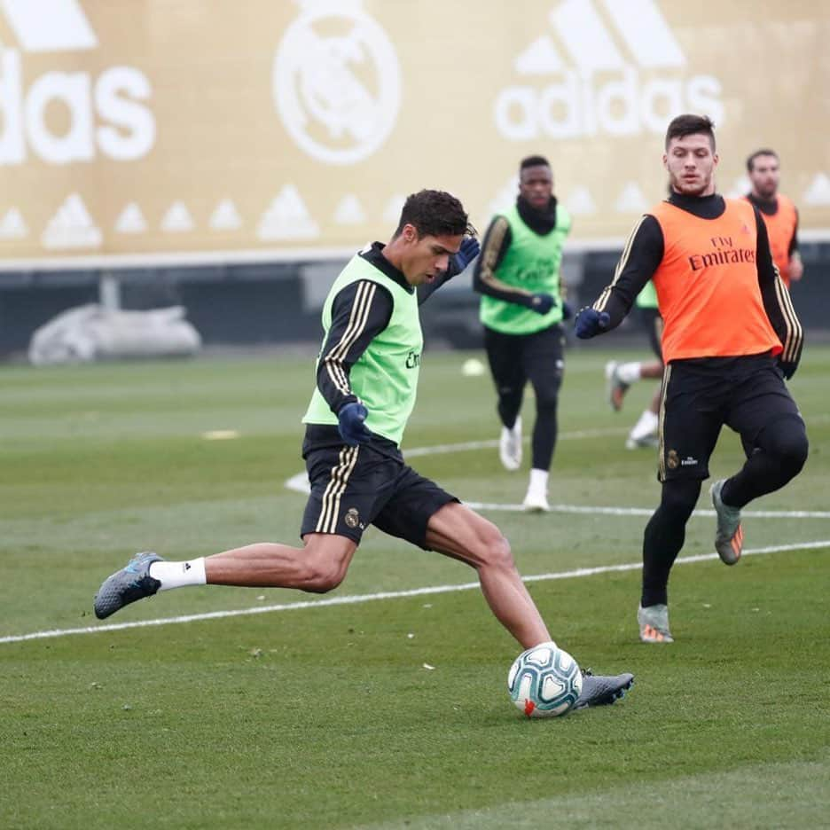 ラファエル・ヴァラーヌさんのインスタグラム写真 - (ラファエル・ヴァラーヌInstagram)「⚽️💥 #Work @realmadrid #TeamVarane」11月21日 23時50分 - raphaelvarane