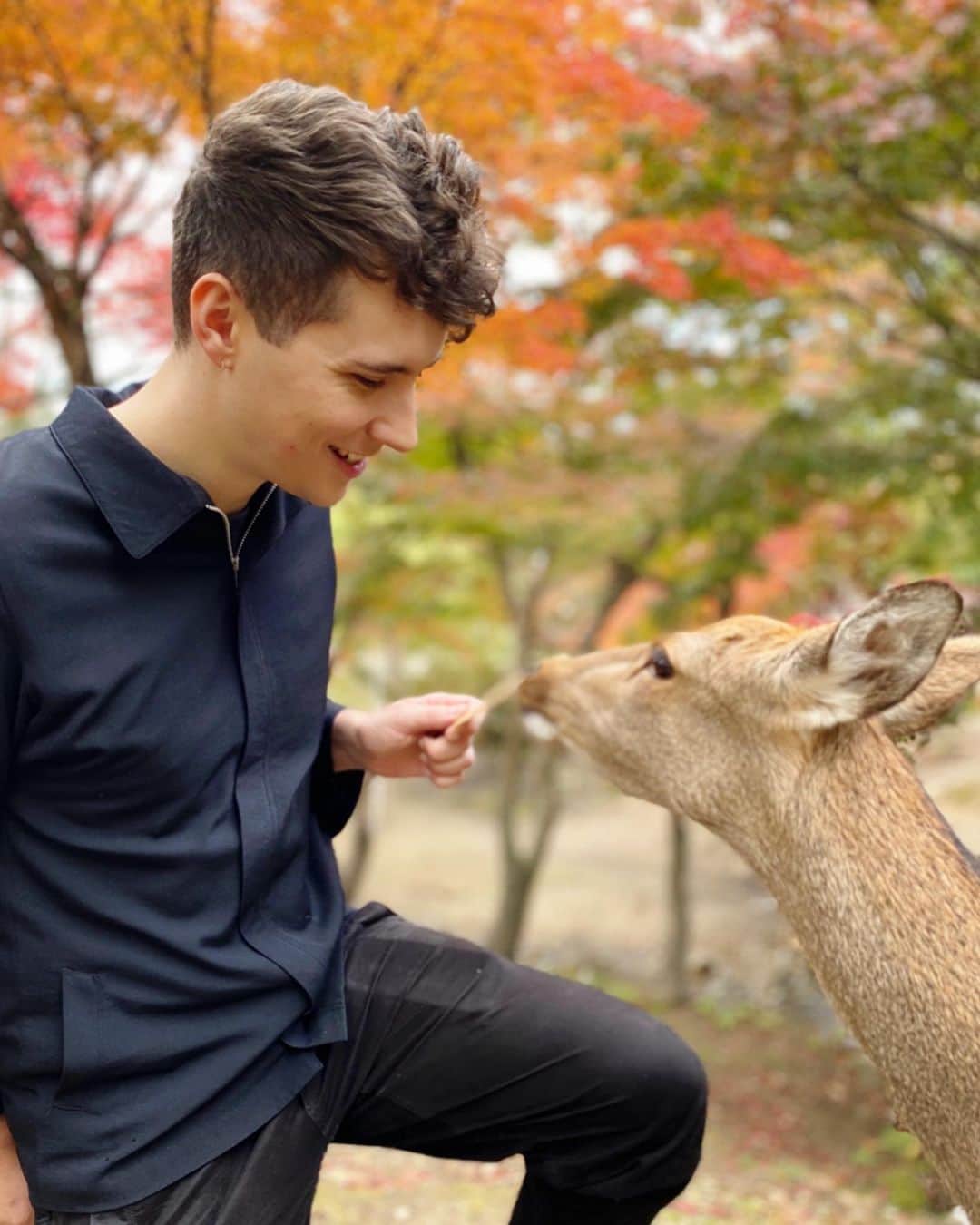 ダニエル・ハウウェルのインスタグラム：「i feel like she only wanted me for my crackers」