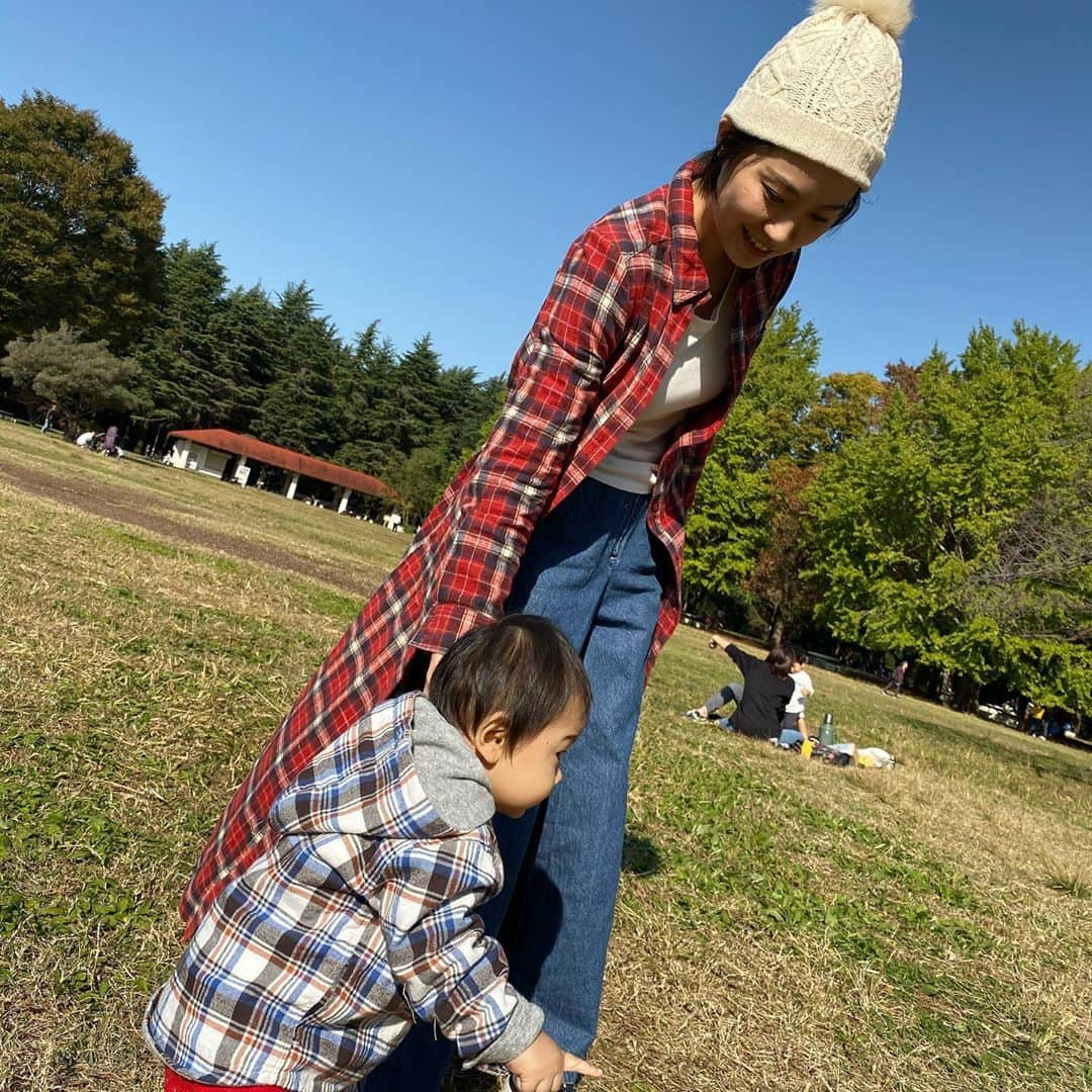 右手愛美さんのインスタグラム写真 - (右手愛美Instagram)「11月9日にうてこが1歳の誕生日を迎えました😆🎉 広々とした公園でピクニックをしました！はじめてのキャラ弁に「あんぱん！」と喜んで(！？)くれたので、キャラ弁用のカッターとか型とか買おうと心に決めました🍱✊✨✨ ・ はじめての誕生日プレゼントは積み木にしました。いつ、積み上げれるようになるかな♪ 毎日が何かしらのはじめて記念日だわと思うほどに日々の成長がはっきり見えて、うてこの一分一秒を見逃したくない気持ちの母です☺️💕 健やかに朗らかに、人生を楽しんでほしいです。母の祈りです。 ・ そしていつもどんな時もうてこが存在する今が、母は幸せ過ぎると思うのです。生まれてきてくれて、本当にありがとう！ #一歳誕生日 #一歳誕生日プレゼント #一歳誕生日ごはん #公園デビュー」11月22日 0時03分 - utemanami