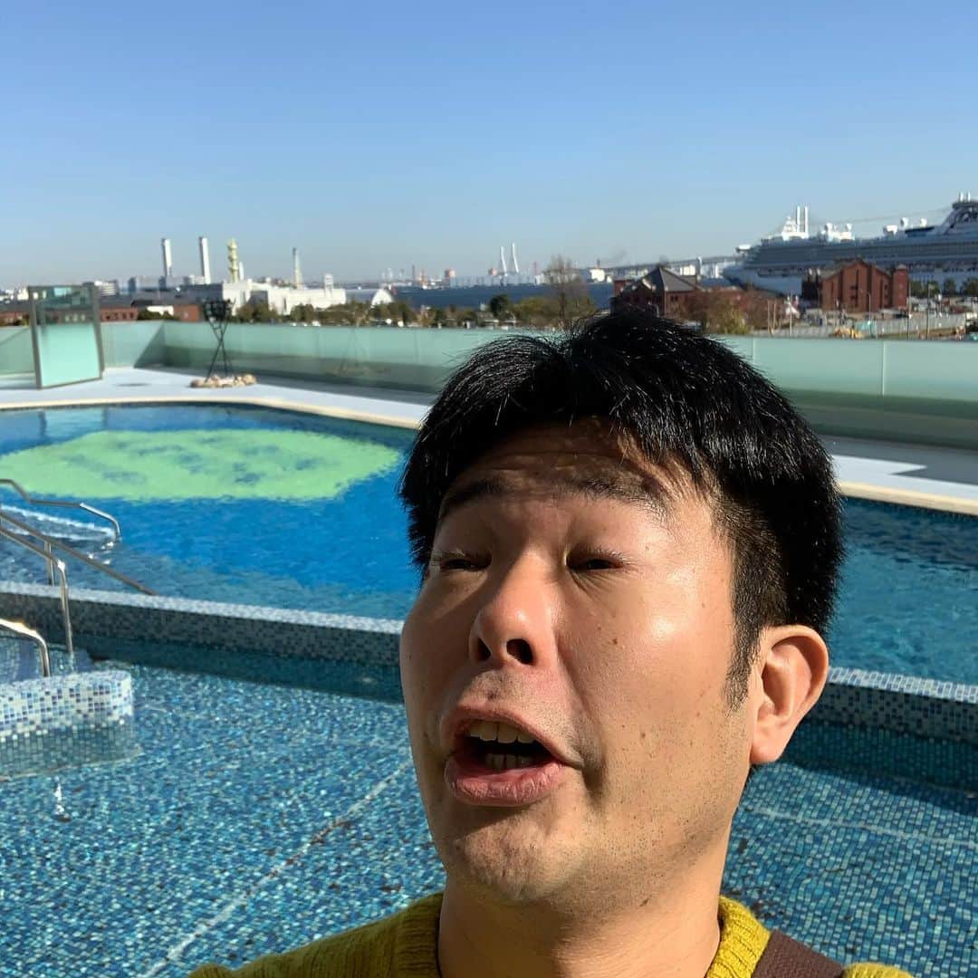 西川晃啓のインスタグラム：「気絶プールサイド  秋晴れの下で気絶  #あるある探検隊#レギュラー#気絶#気絶の日々#ギャグ#休日#アパホテル#横浜#リゾート横浜ベイタワー#宿泊#プール#快晴#気持ちいい」