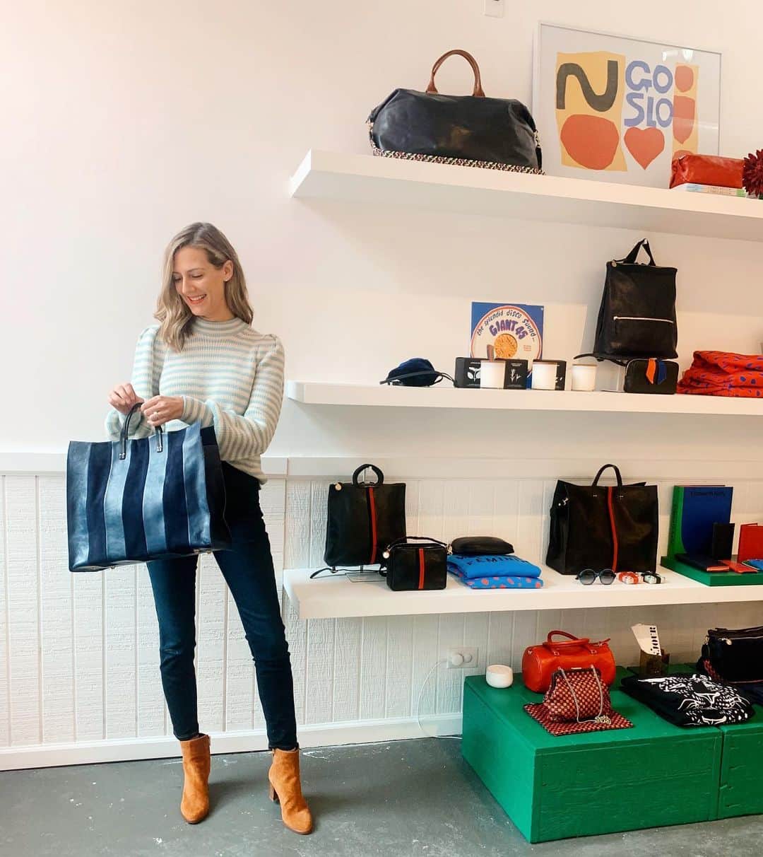 Anna Jane Wisniewskiのインスタグラム：「I bought my first @shopclarev bag in 2012. It was a foldover, leather basket weave clutch and it garnered compliments wherever I went. ⁣ ⁣ Since then, I’ve acquired a few more @shopclarev products and I’m still impressed by the gorgeous leather, craftsmanship, and fun styles they carry. The bags are functional, but fun to carry. They’re anything but basic, yet mesh seamlessly with your everyday wardrobe. I love supporting fellow female business owners, too!  And best of all, the price point is fair and on point. ⁣ ⁣ There are several store locations around the country and I’m so thrilled that we have one in Lincoln Park! It’s conveniently located off the train, surrounded by other great stores and restaurants.  Be sure to check out the store this holiday season (they make great gifts, hint hint) and beyond! PS. I took home a navy number for myself. Prepare to see it all over the blog this winter. #sponsored #clarev」