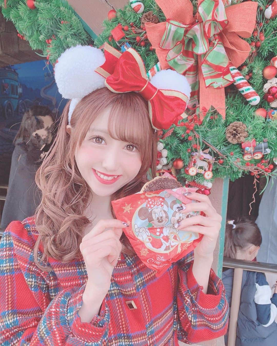 田口未彩のインスタグラム：「🎀 . . クリスマスディズニーデートに ぴったりなワンピースに クリスマス限定のカチューシャ🎄❤️ . クリスマスディズニーデートなんて 憧れちゃうねえ〜〜💭💭 . . . #ディズニー #ディズニーランド #新作カチューシャ #tdl #tds #ディズニーシー  #ディズニーカチューシャ  #クリスマスコーデ #ピンクコーデ #クリスマスデートコーデ #冬服 #クリスマスディズニー #ディズニークリスマス #クリスマスカチューシャ  #量産型女子 #量産型 #量産型コーデ #冬メイク #ピンク加工 #デートコーデ #クリスマスメイク」