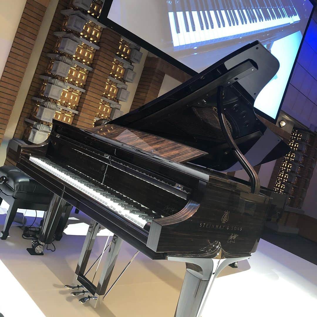 森本麻衣さんのインスタグラム写真 - (森本麻衣Instagram)「such a super wonderful pianist, Mr. Lang Lang🎹‼️ 【Steinway Black💎Diamond piano】 . スーパースターピアニスト🎹 ラン・ランさんと❣️ . 今日は スタインウェイさんにご招待頂き 【ブラック💎ダイアモンド】 という、世界に8台しかない 限定モデルピアノのお披露目会へ☺️ . . 内容の濃い時間を過ごさせて頂きました。 感動です。感謝😌 . イベントの内容については 詳しくブログに書きますね❣️ . それにしても、 スタインウェイのスピリオは 素晴らしすぎて…信じられない… . ぜひ皆さま、スタインウェイで体験して下さい。 言葉ではいい表せない感動が待っています😌 @steinway_tokyo @steinwayandsons . . #langlang#superstar#pianist#piano#blackdiamond#steinway#steinwayandsons #maimorimoto #🎹#spirio #森本麻衣#ランラン　さん #スタインウェイ#ピアニスト#ピアノ#スター#東京#お披露目会#スタインウェイピアノ#スピリオ#限定モデル」11月21日 23時59分 - _maipiano_