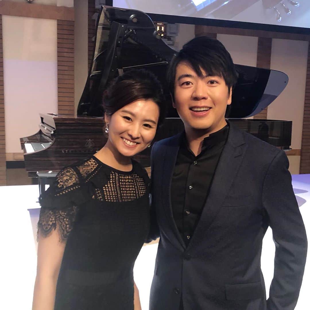 森本麻衣のインスタグラム：「such a super wonderful pianist, Mr. Lang Lang🎹‼️ 【Steinway Black💎Diamond piano】 . スーパースターピアニスト🎹 ラン・ランさんと❣️ . 今日は スタインウェイさんにご招待頂き 【ブラック💎ダイアモンド】 という、世界に8台しかない 限定モデルピアノのお披露目会へ☺️ . . 内容の濃い時間を過ごさせて頂きました。 感動です。感謝😌 . イベントの内容については 詳しくブログに書きますね❣️ . それにしても、 スタインウェイのスピリオは 素晴らしすぎて…信じられない… . ぜひ皆さま、スタインウェイで体験して下さい。 言葉ではいい表せない感動が待っています😌 @steinway_tokyo @steinwayandsons . . #langlang#superstar#pianist#piano#blackdiamond#steinway#steinwayandsons #maimorimoto #🎹#spirio #森本麻衣#ランラン　さん #スタインウェイ#ピアニスト#ピアノ#スター#東京#お披露目会#スタインウェイピアノ#スピリオ#限定モデル」