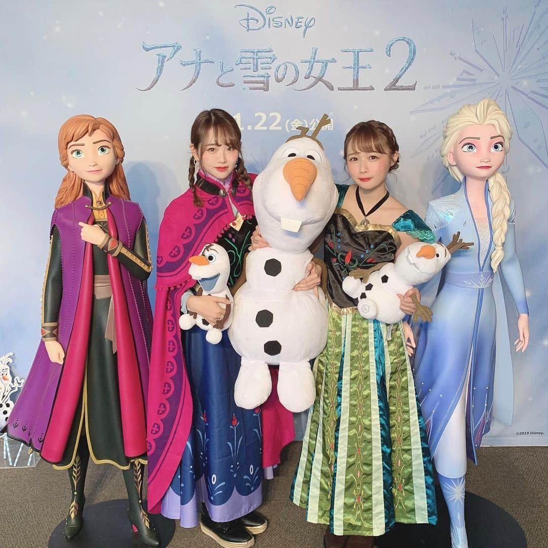 SHIHORINさんのインスタグラム写真 - (SHIHORINInstagram)「♡﻿ ﻿ 11月22日公開の『アナと雪の女王2』の﻿ スペシャルイベント、プレミアム試写会に行ってきました😭💕❄️﻿ ひなひちゃんとアナ併せで参加したよ👗✨👑﻿ ﻿ アナ雪大好きだから本当にこの日を楽しみにしてたの😭夢のような時間すぎて未だに興奮がおさまらない…💭💕﻿ ﻿ スペシャルイベントでは作品を生み出した﻿ 豪華ゲストの方々が目の前に🥺✨﻿ アナ雪の音楽を手掛けたロペス夫妻が﻿ 劇中歌メドレーをピアノ演奏と生歌を披露してくれて﻿ 感動して鳥肌が止まらなかった😭✨﻿ ﻿ ﻿ そして映画本編🎬﻿ 前作では描かれなかった「エルサに力が与えられた秘密」を巡る『アナと雪の女王2』の物語❄️﻿ 1も大好きだったけど今回2を観てさらに﻿ 『アナと雪の女王』という作品が﻿ 世界中から愛される理由を再確認できた気がする✨﻿ ﻿ また相変わらずオラフが良い役するよね〜🤣☃️﻿ 会場が笑いに包まれてた😂笑﻿ ﻿ 笑いあり、涙あり、そしてアナ雪といえば名曲の数々✨今回も素敵な曲がたくさんでした🥰﻿ ﻿ ぜったいスクリーンで観てほしいです！！❄️﻿ わたしもはやくまた観たいっ！🎬﻿ ﻿ 劇中歌が頭から離れなくて思わず口ずさんじゃう🤭♩﻿ 未知の旅へ〜っ﻿ ﻿ ﻿ #アナ雪2と未知の旅へ  #感想キャンペーン﻿ #PR」11月21日 23時59分 - shihoriiin49