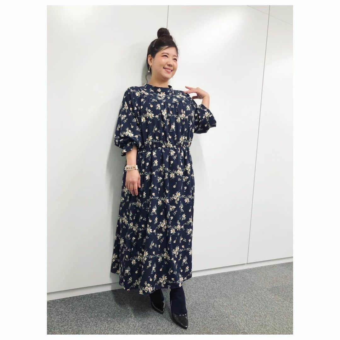 馬場園梓さんのインスタグラム写真 - (馬場園梓Instagram)「へい♪  先日の、 CBC花咲かタイムズの時のお衣装を ルン♪  させていただきますね！  こちらのステキなワンピースはRe-jさんとこのです☺︎☆*:. とってもお気に入り。  そして、 今回の直美ちゃんとの推しタビは、愛知県は豊田市でした˚✧₊ ミシュラン一つ星に選ばれたフレンチの名店がプロデュースしたカフェレストランで、 お得に激ウマランチをいただいたり、  ガーデニング体験、  和紙作り体験、  旨すぎるポットパイなど、  最高の時間を過ごさせていただきました。  お店の詳細は番組HPで！  ただいまTVerで見逃し配信もやってます。  ですので、  ルン♪  #yeah #happy #CBC #花咲かタイムズ #推しタビ #愛知県 #豊田市 #カフェ #ガーデニング #ポットパイ #ワンピース #球体 #ご機嫌 #ルン♪」11月21日 23時59分 - babazonoazusa